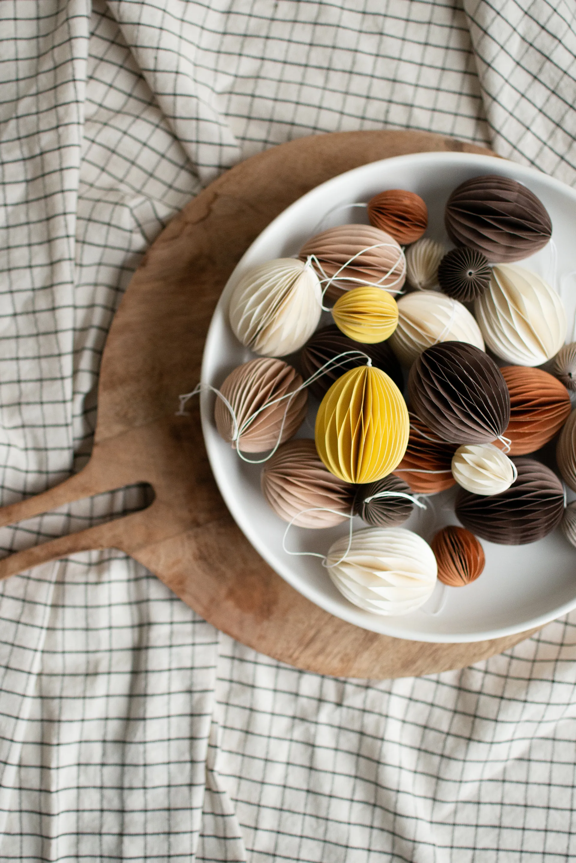 Ovoid pääsiäiskoriste paperi 7 cm, Keltainen DBKD