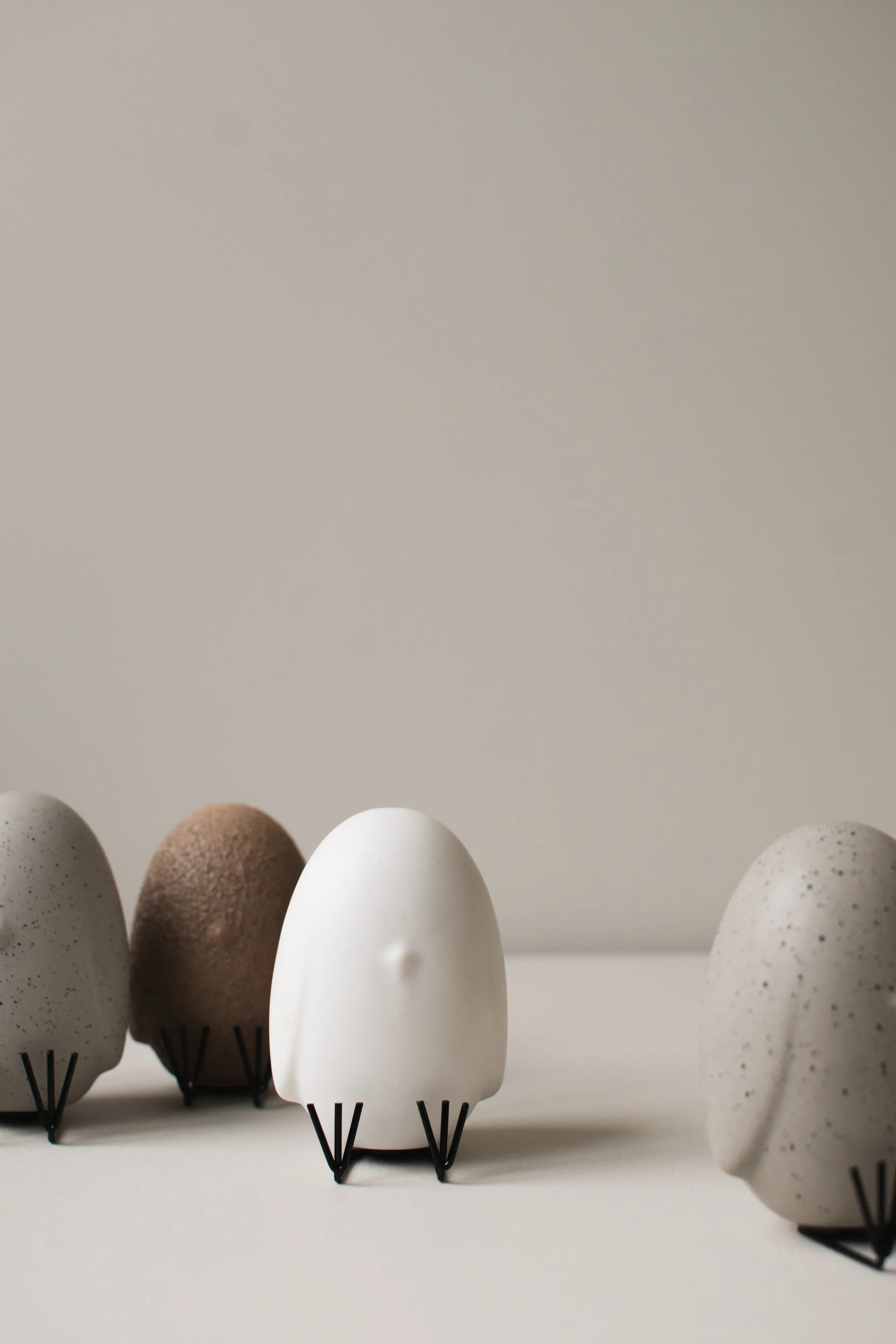 Sit Around -pääsiäiskoriste, White DBKD