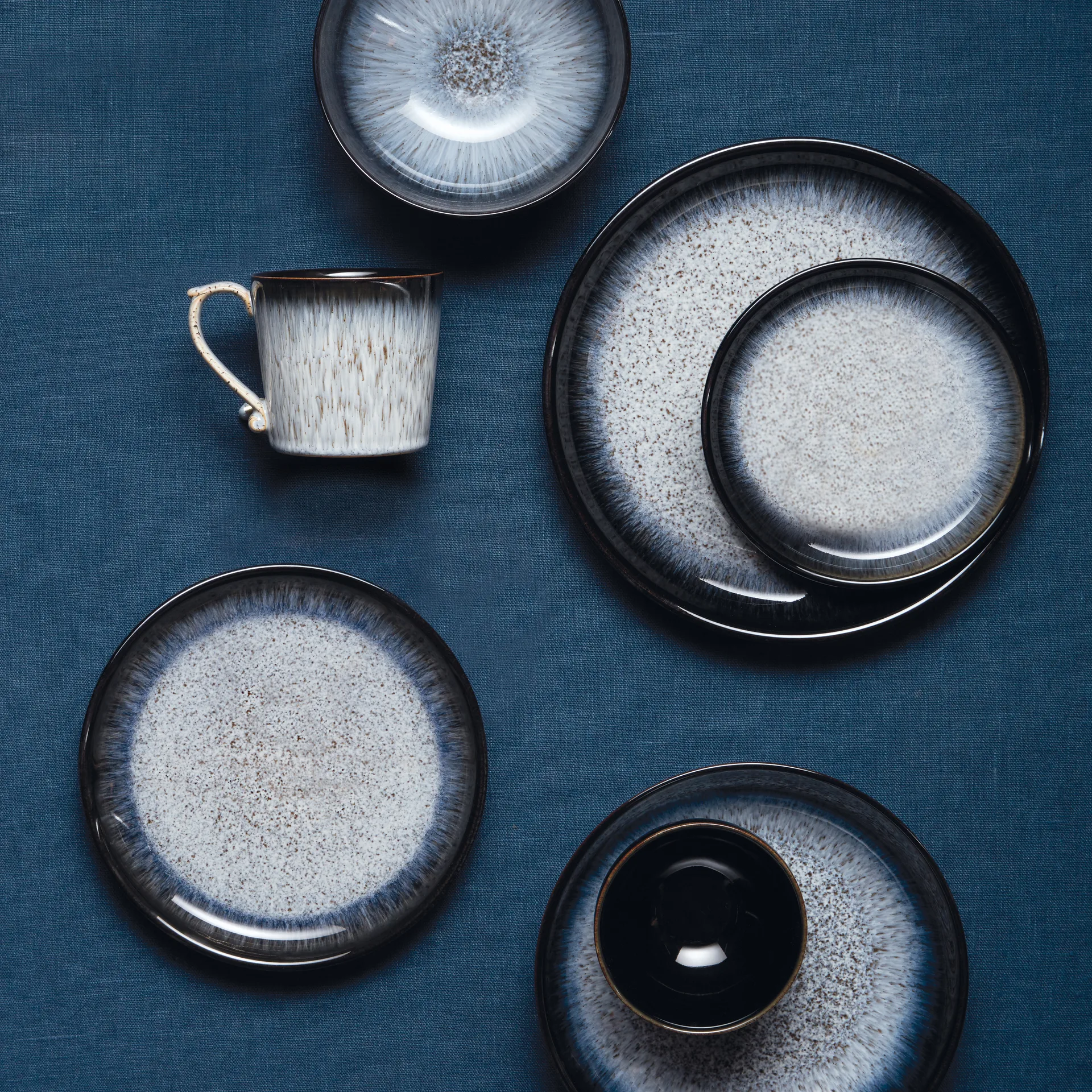 Halo Coupe -lautanen 26 cm, Sininen-harmaa-musta Denby