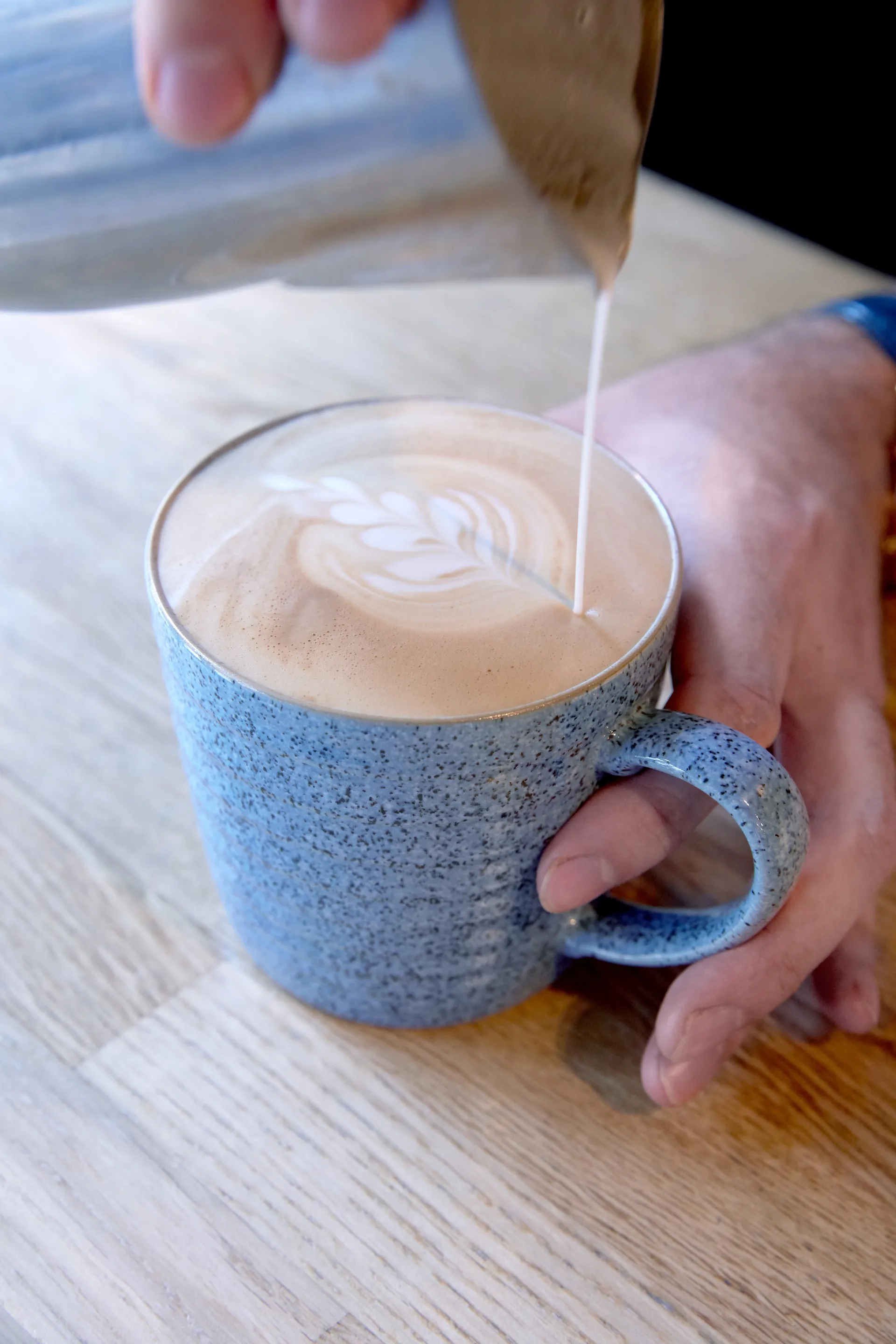 Studio Blue uritettu muki, 40 cl, Flint-chalk Denby