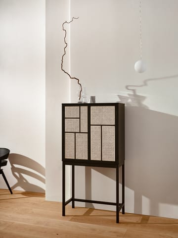 Air vitriinikaappi - musta, rottinki - Design House Stockholm