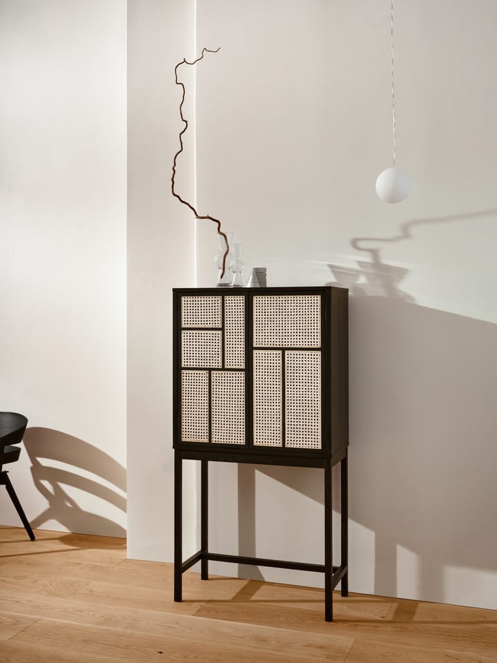 Air vitriinikaappi, musta, rottinki Design House Stockholm