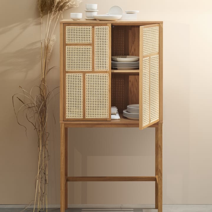 Air vitriinikaappi, tammi, rottinki Design House Stockholm