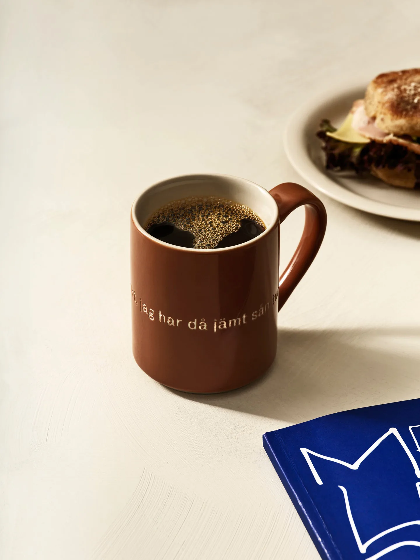 Astrid Lindgren muki, ja, det är inte klokt…, Ruotsalainen teksti Design House Stockholm