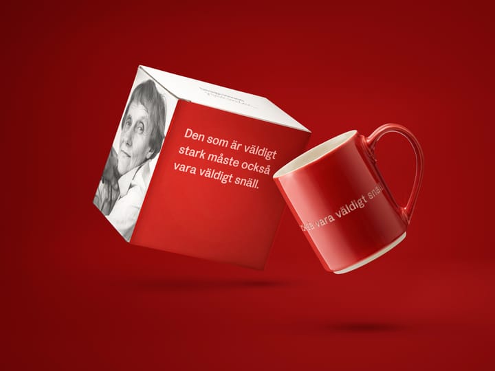Astrid Lindgren muki, jos on tavattoman vahva, punainen-ruotsiksi Design House Stockholm