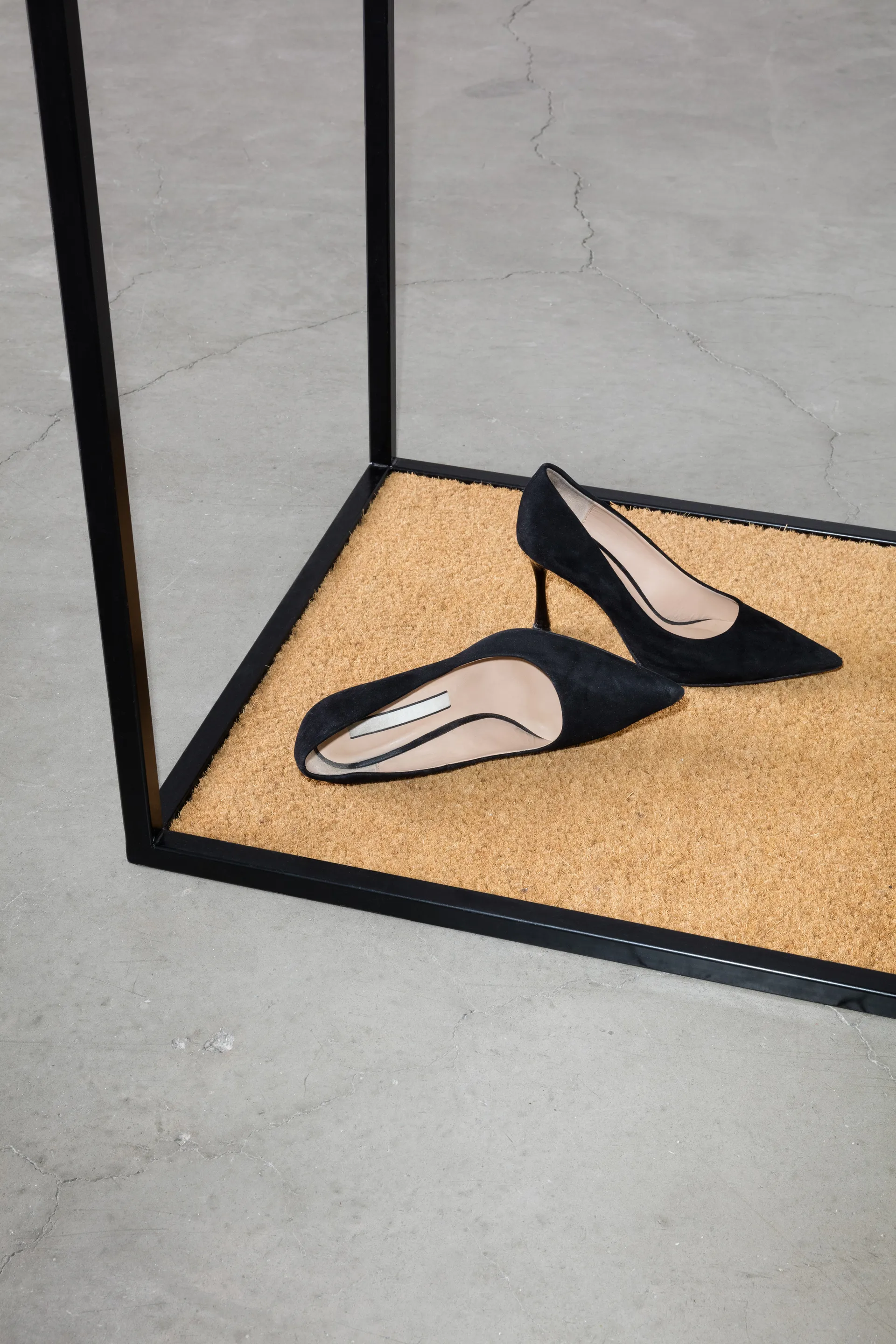 Ateljé vaateripustin, Musta Design House Stockholm