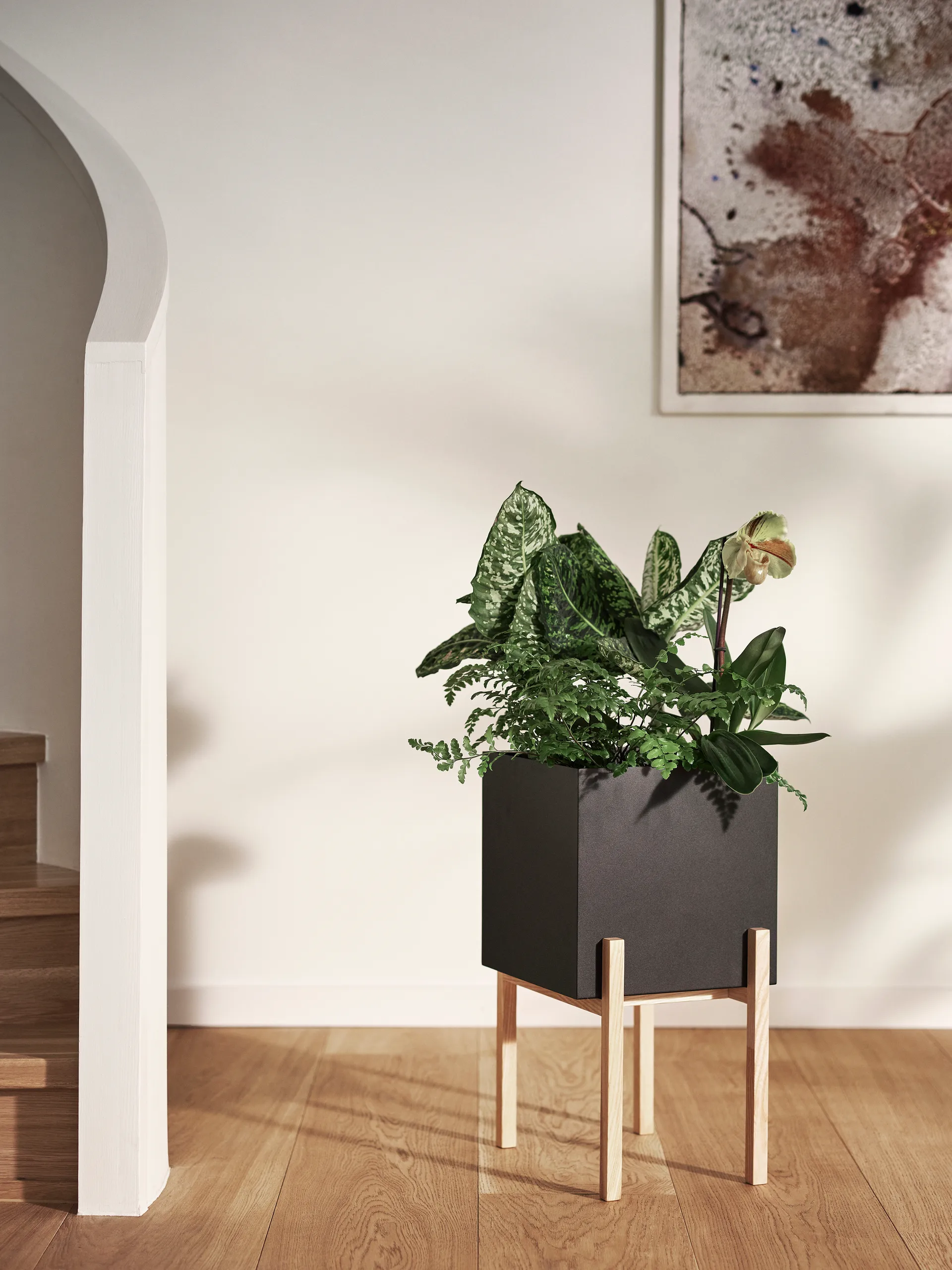 Botanic pedestal ruukku, Musta-saarni Design House Stockholm