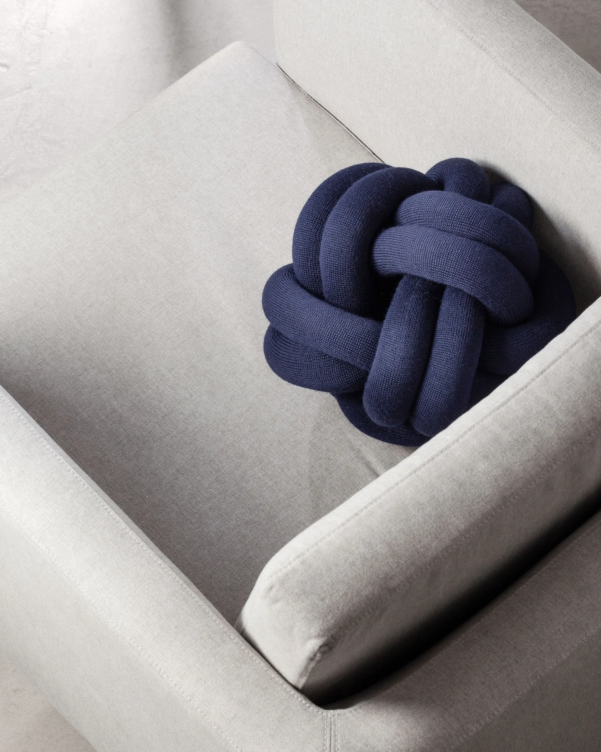 Knot tyyny, tummansininen Design House Stockholm