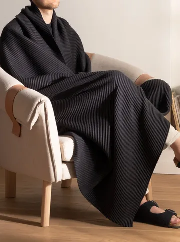 Pleece huopa 140 x 160 cm - Musta - Design House Stockholm