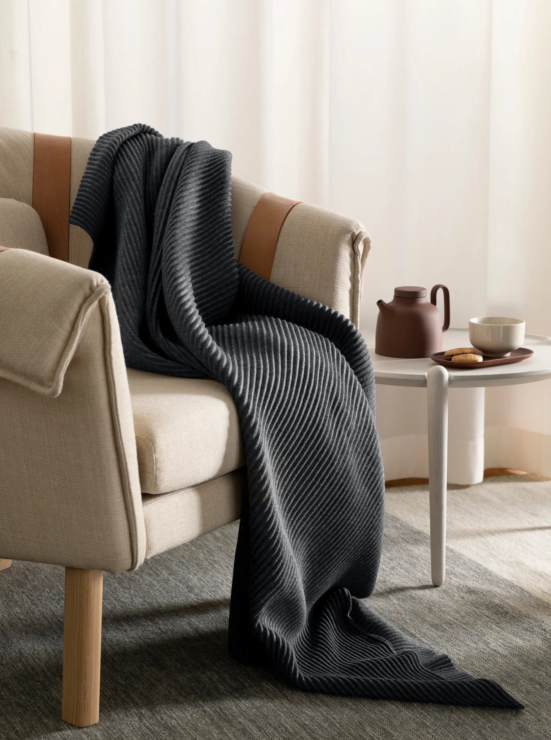 Pleece huopa 140 x 160 cm, Tummanharmaa Design House Stockholm