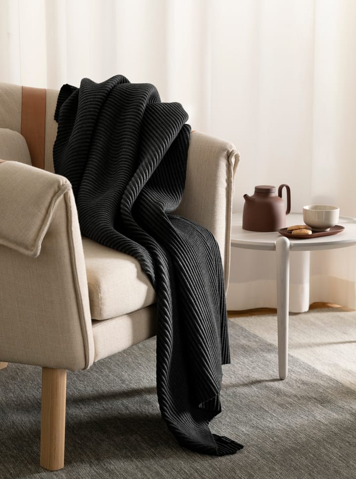 Pleece huopa 140 x 170 cm, Musta Design House Stockholm