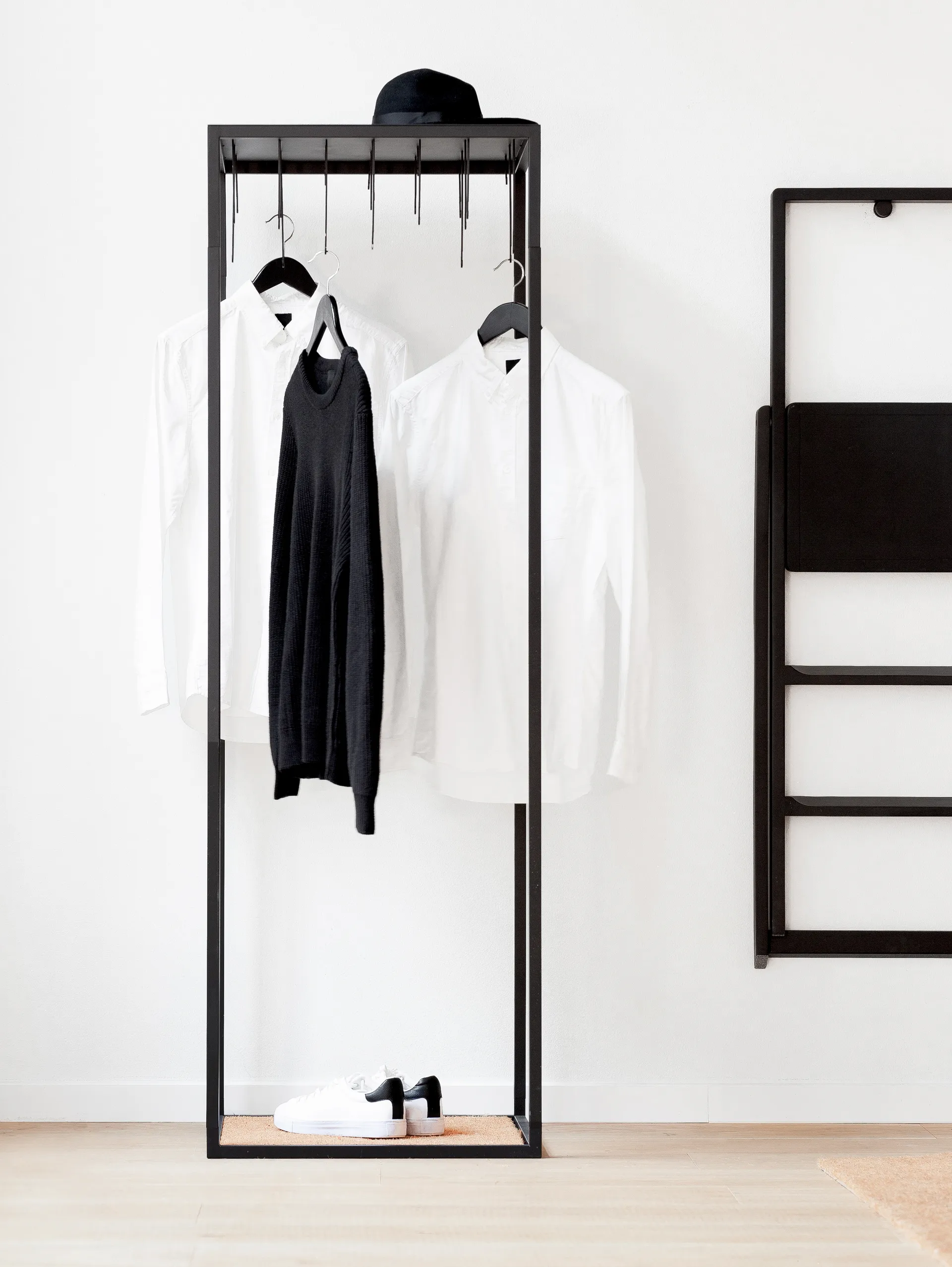 Step sisustustikkaat, mustaksi petsattu Design House Stockholm