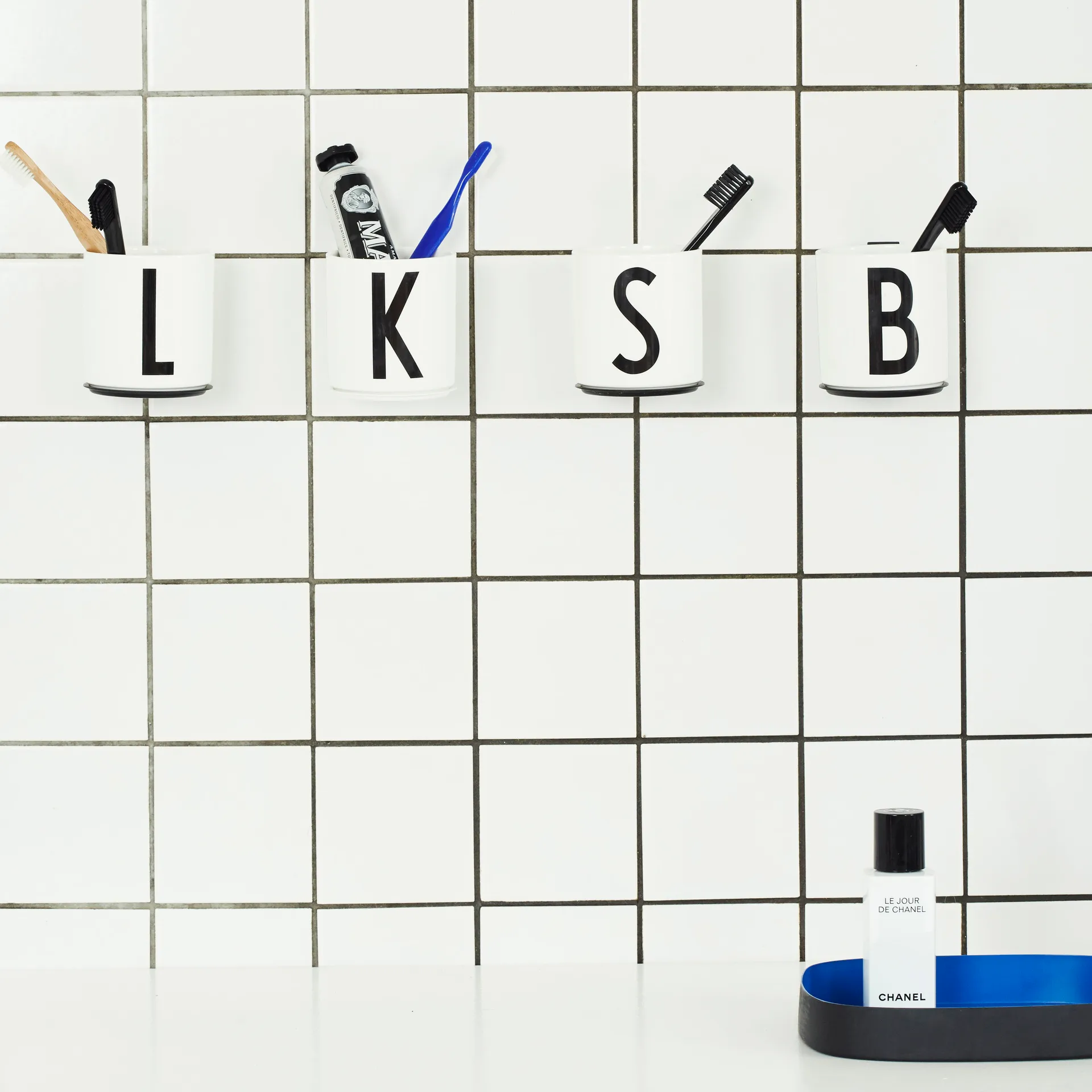 Design Letters kuppiteline, musta Design Letters