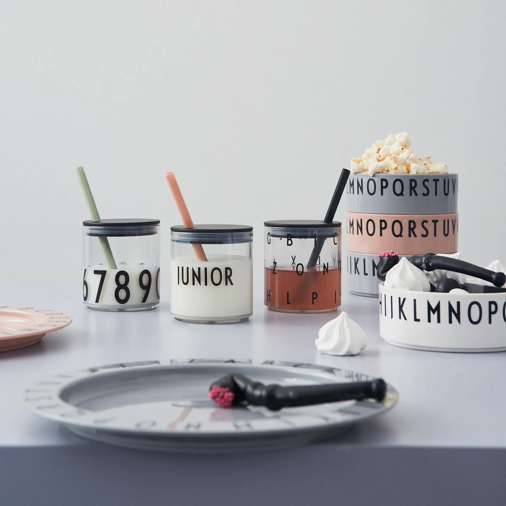 Design Letters -pilli kannella, Musta Design Letters