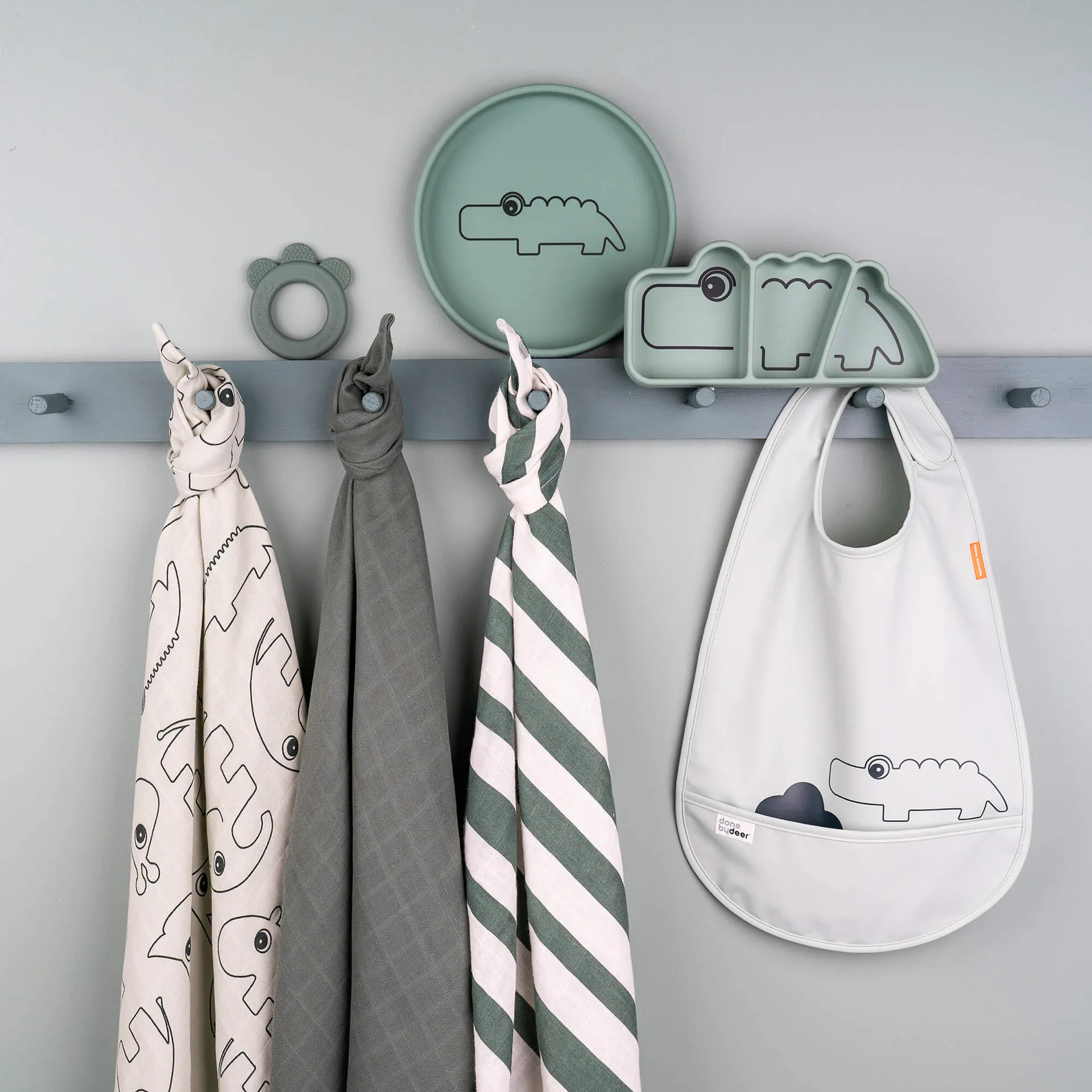 Croco Stick&Stay lastenlautanen 9x21 cm, Vihreä Done by deer