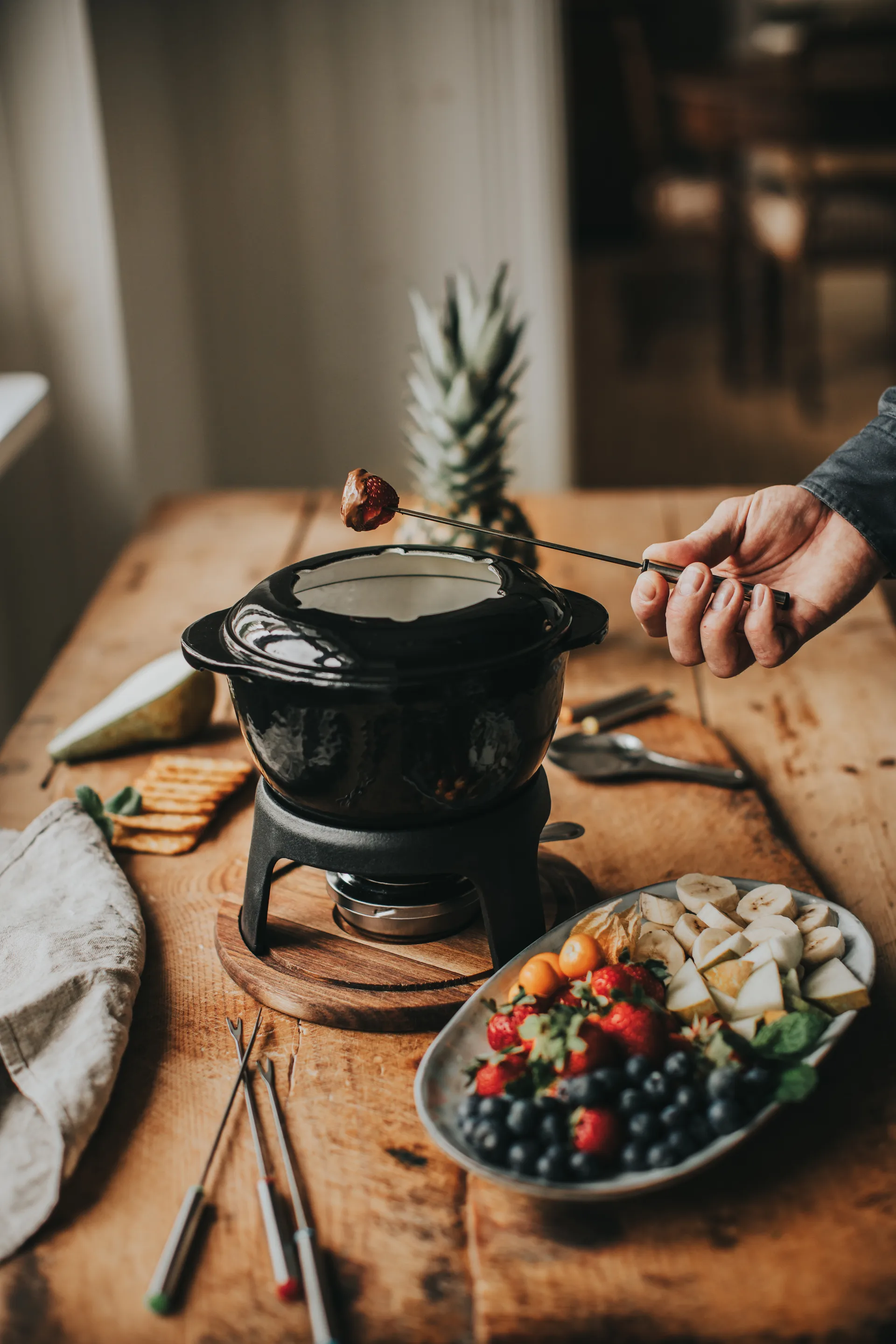 Foni Fondue valurauta emaloitu 21×18,4×9,8 cm, Musta akaasia puulevy Dorre