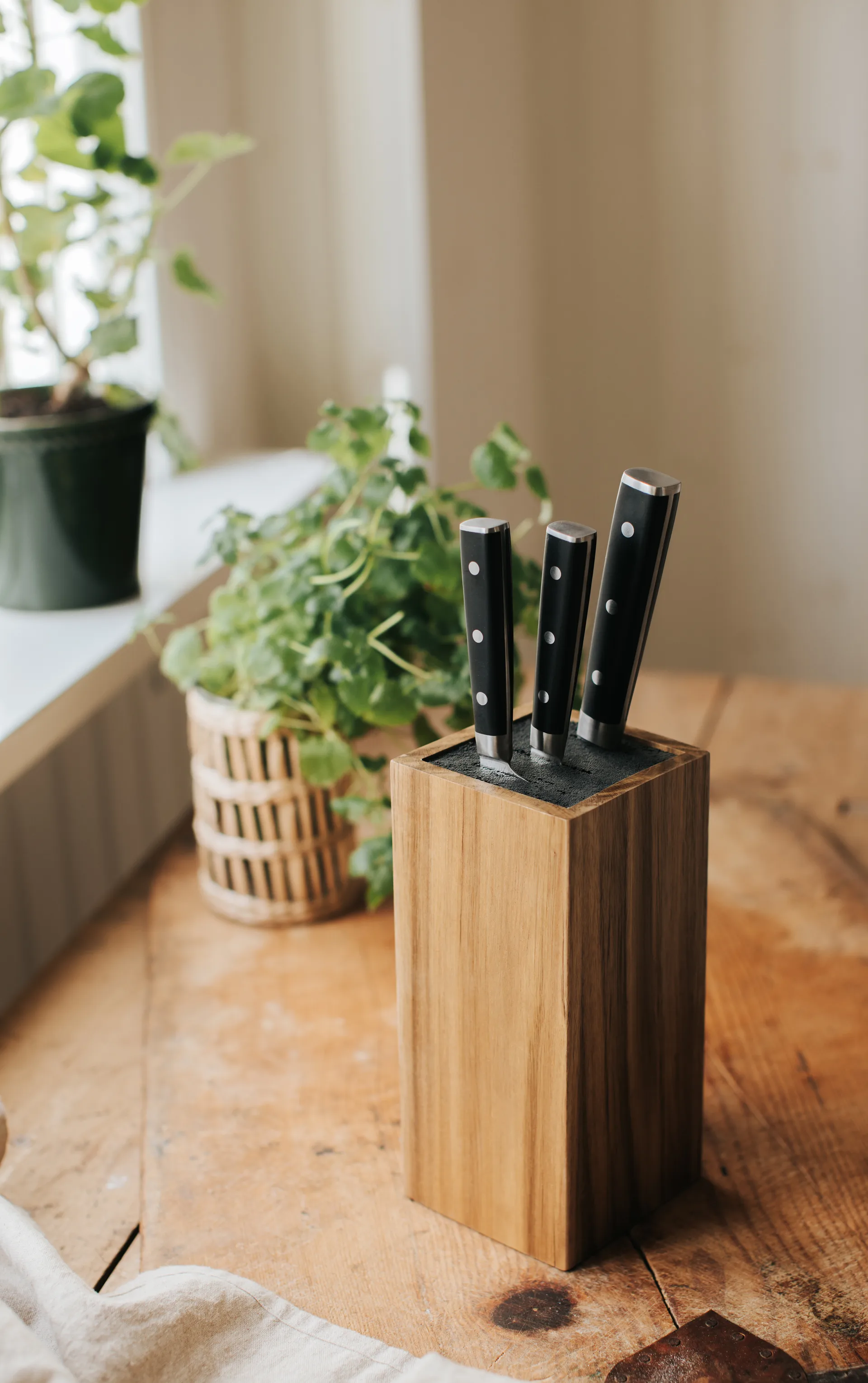 Kini veitsitukki neliskulmainen akaasiapuu, 23,5×10,7×10,7 cm Dorre