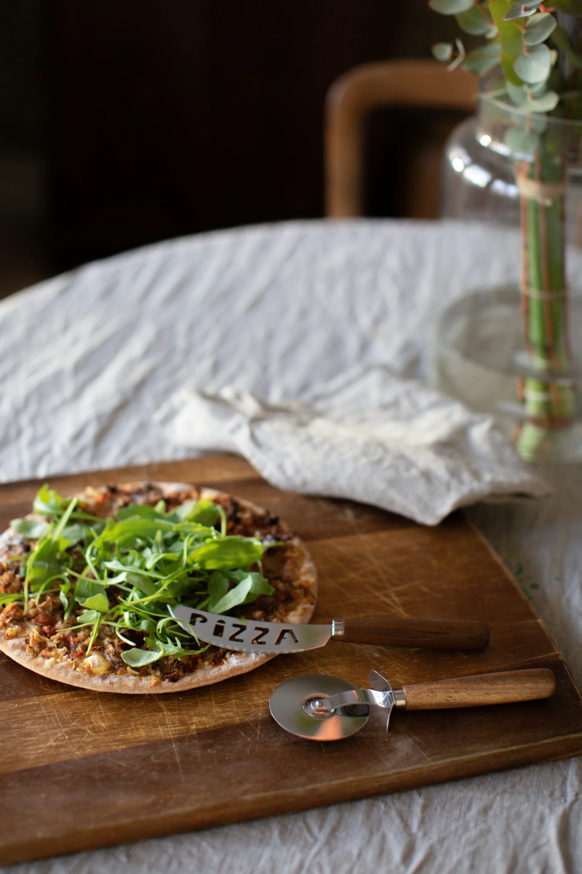 Pino pizzasetti veitsi ja pizzaleikkuri, Akacia-ruostumaton teräs Dorre