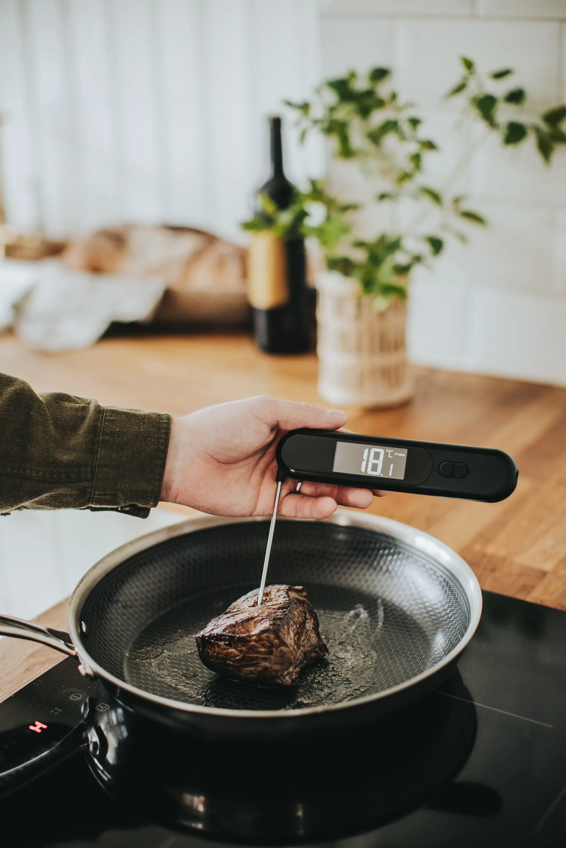 Trina lämpömittari 2-in-1 tikku ja lämpömittari, Musta Dorre