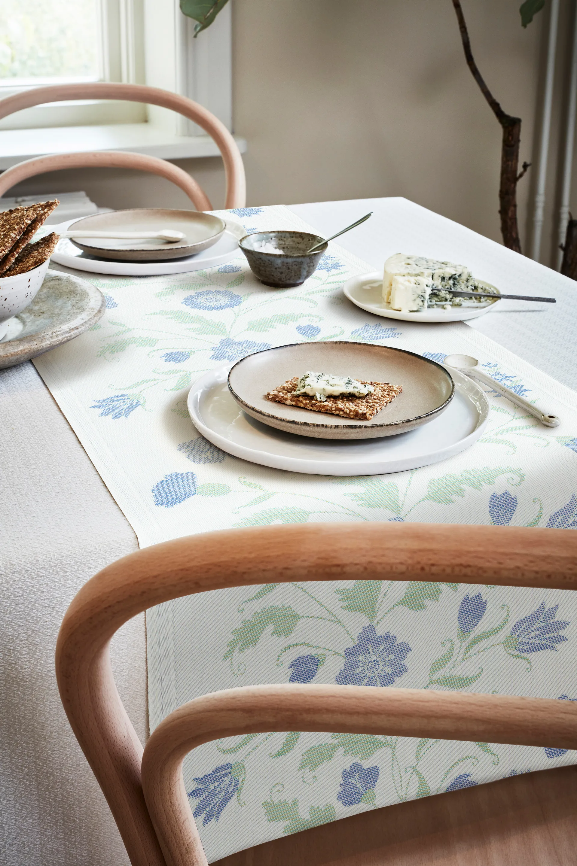 Blö blom -kaitaliina, 35 x 120 cm Ekelund Linneväveri