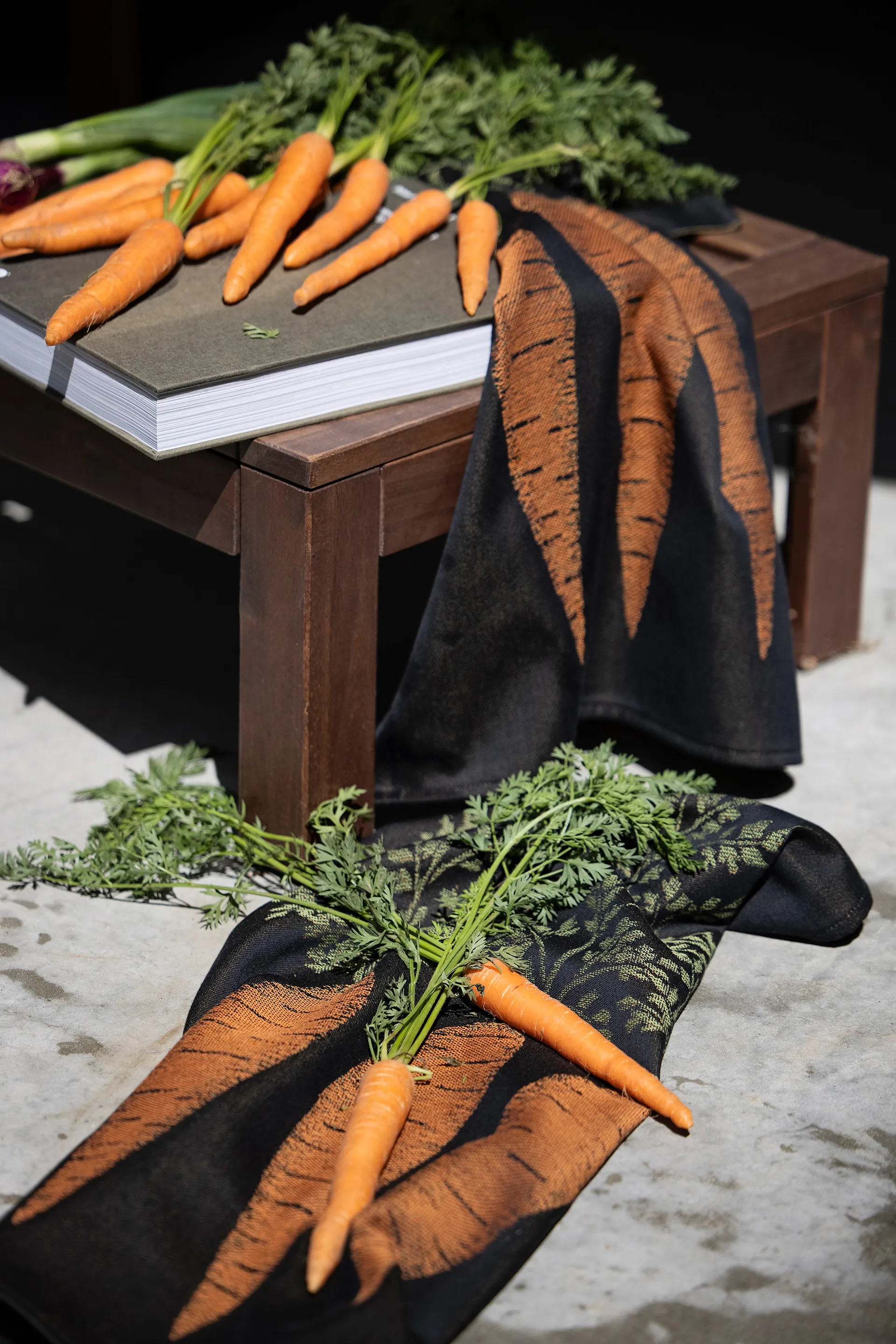 Morot keittiöpyyhe 48x70 cm, Musta-oranssi Ekelund Linneväveri