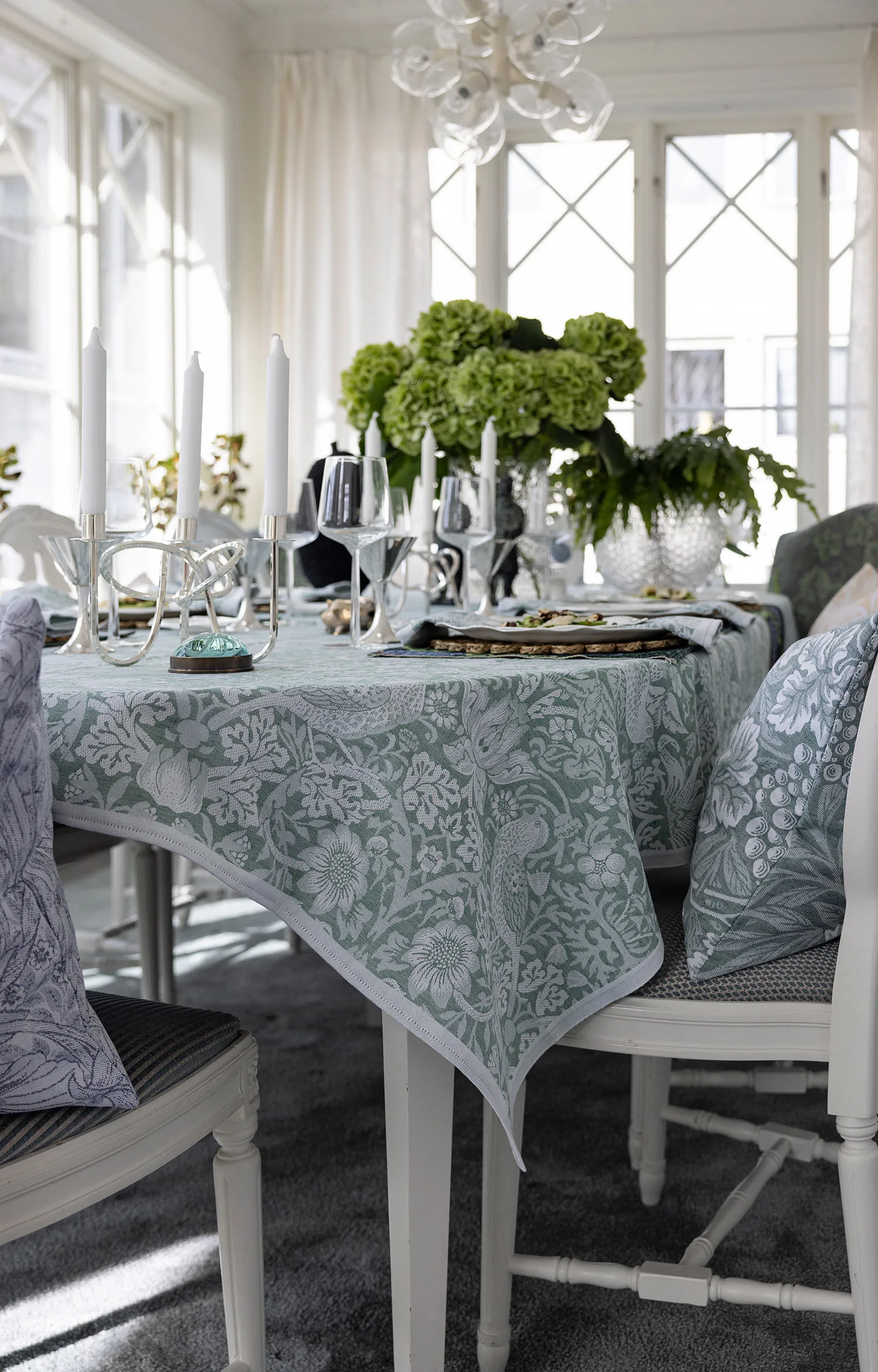 Strawberry Thief pöytäliina 150x300 cm, Vihreä Ekelund Linneväveri