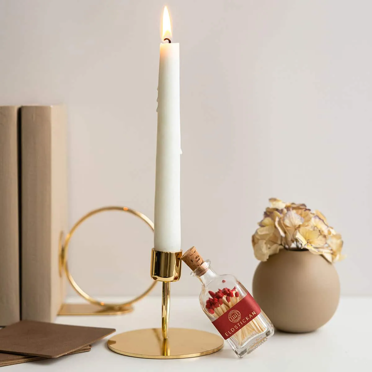 Lilla eldstickan tulitikkurasia, jossa on 60 tulitikkua., Pieni ruusu Eldstickan