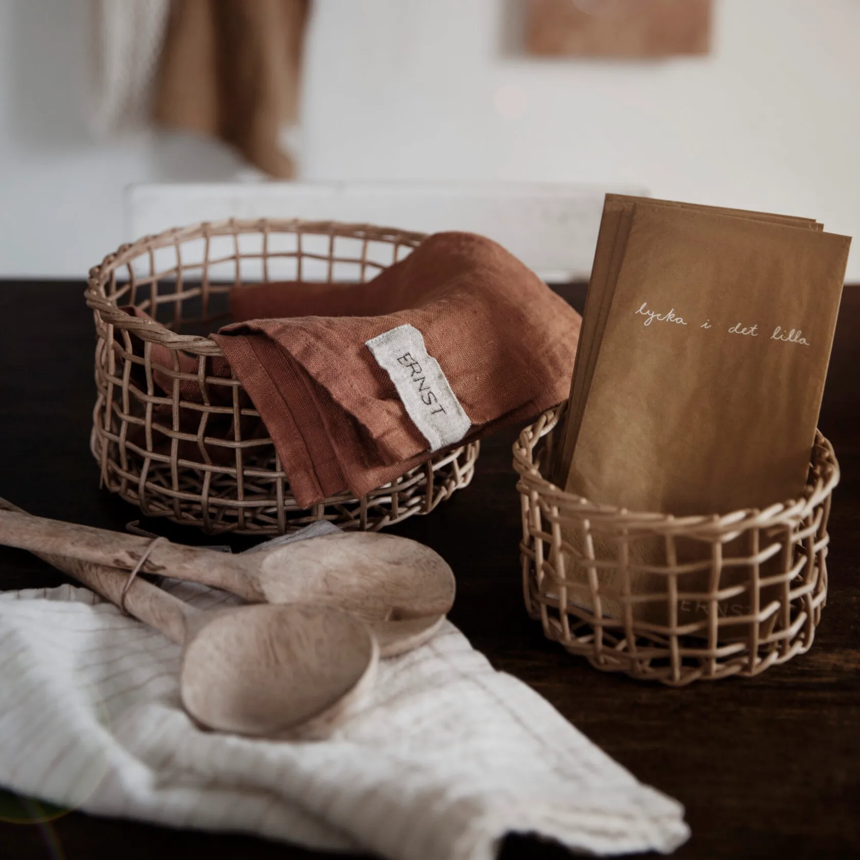 Ernst lautasliina tekstillä Lycka i det lilla 20-pakkaus, Luonnonvärinen-musta ERNST