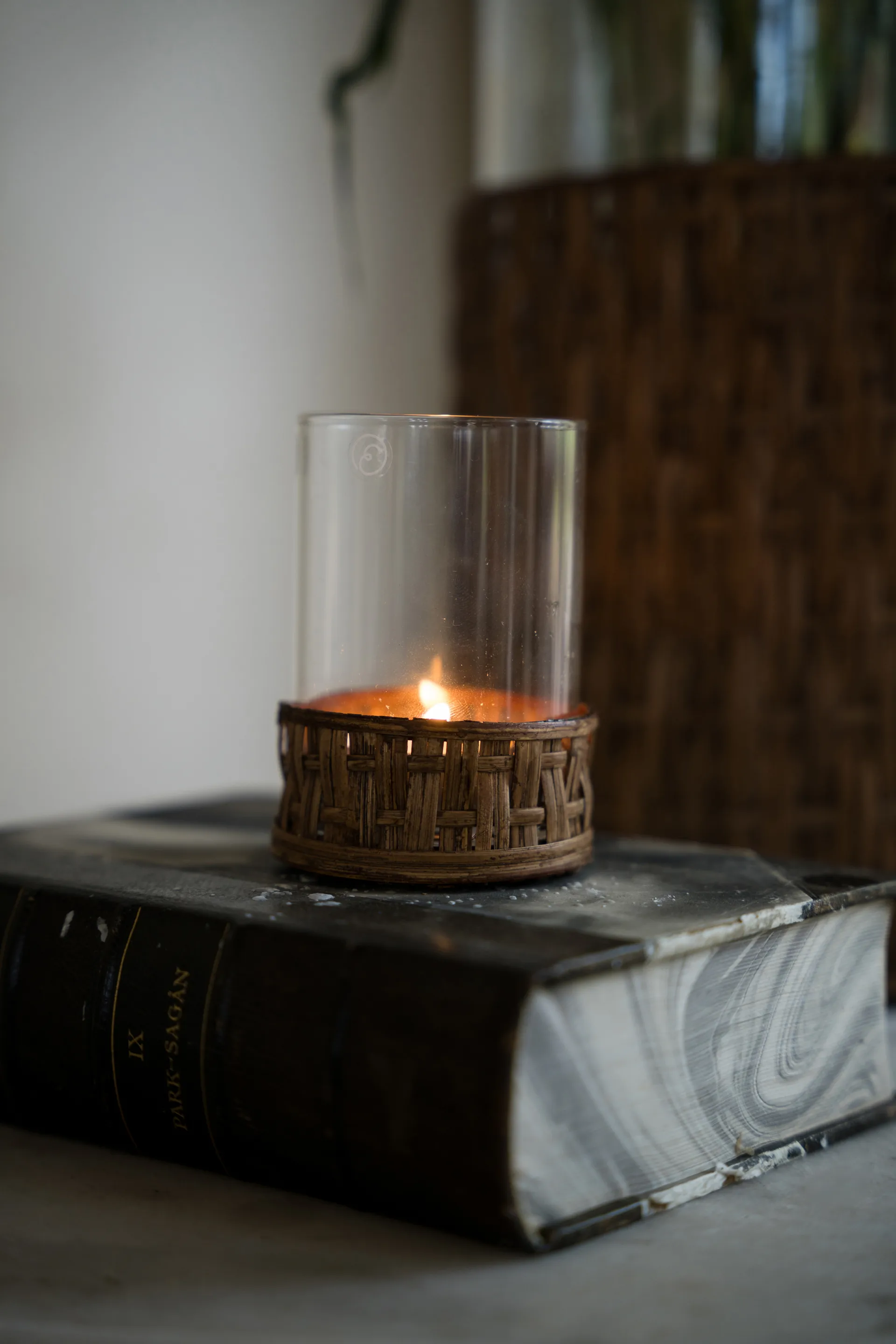 Ernst maljakko/tuikkulyhty korissa, Tummanruskea, Ø7×8,5 cm ERNST