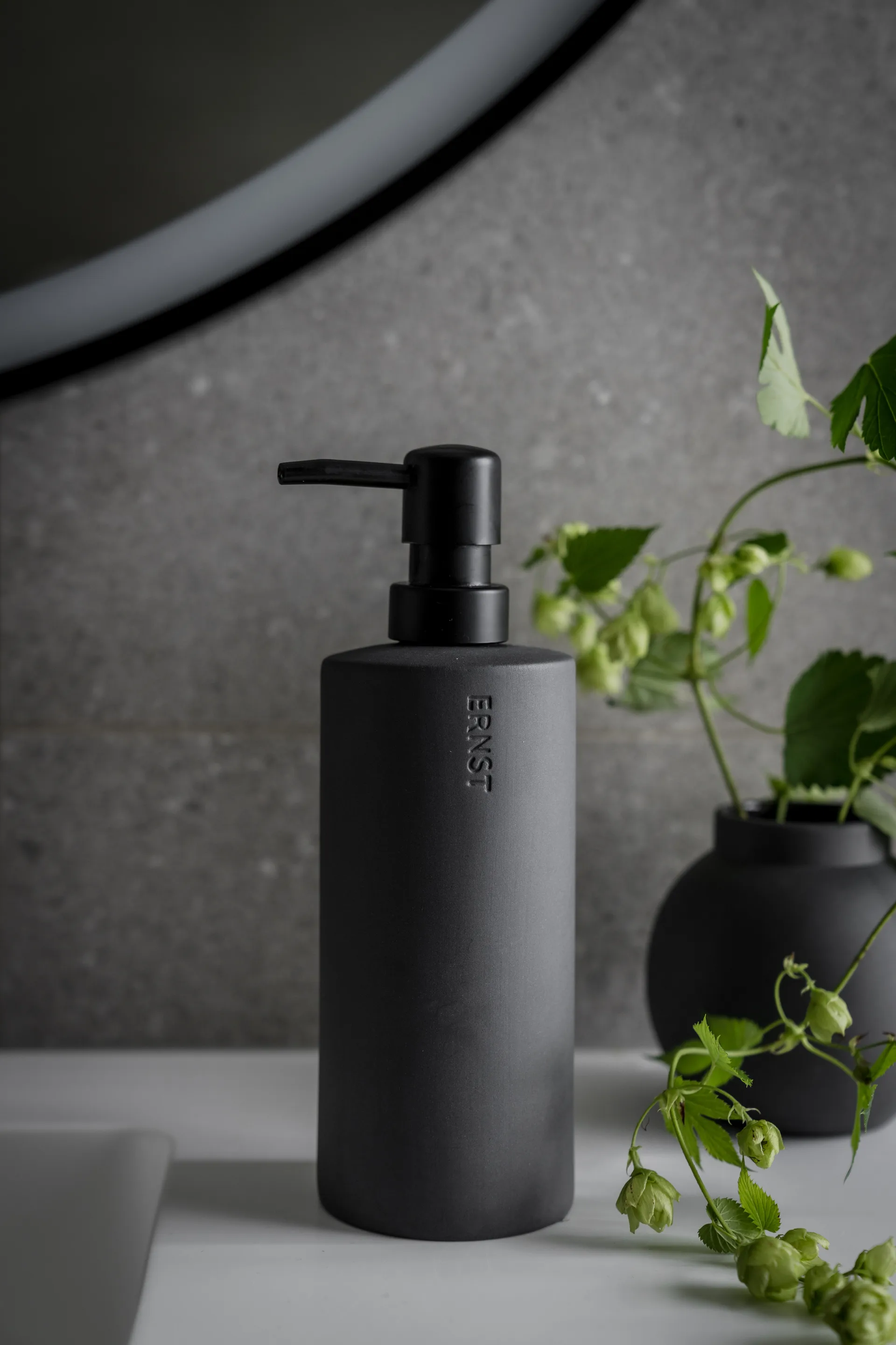 Ernst saippuapumppu 50 cl, Tummanharmaa ERNST