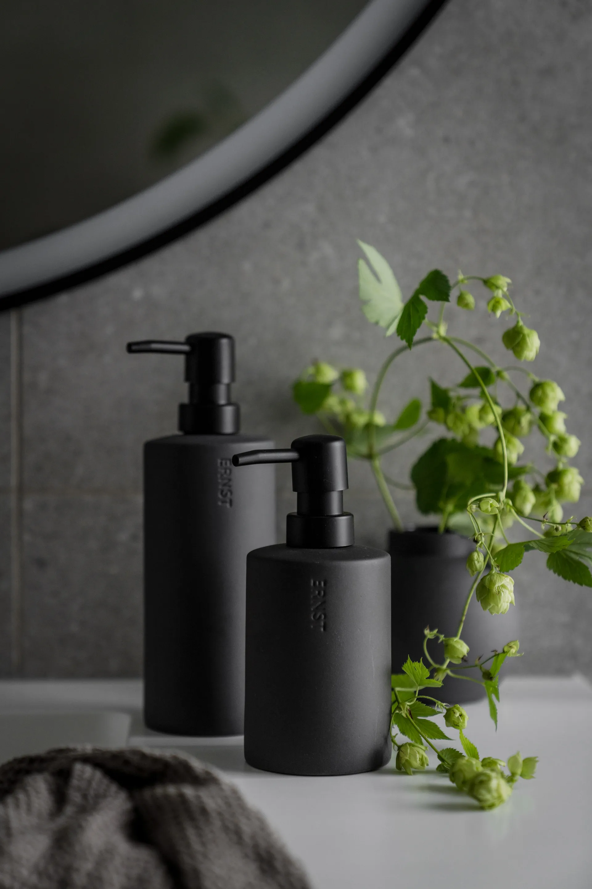 Ernst saippuapumppu 50 cl, Tummanharmaa ERNST