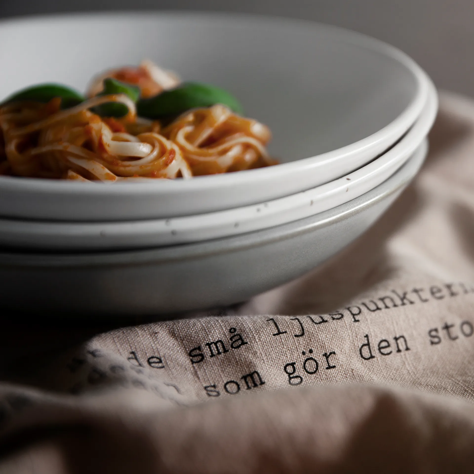 Ernst syvä lautanen 22 cm, Pilkullinen-valkoinen ERNST