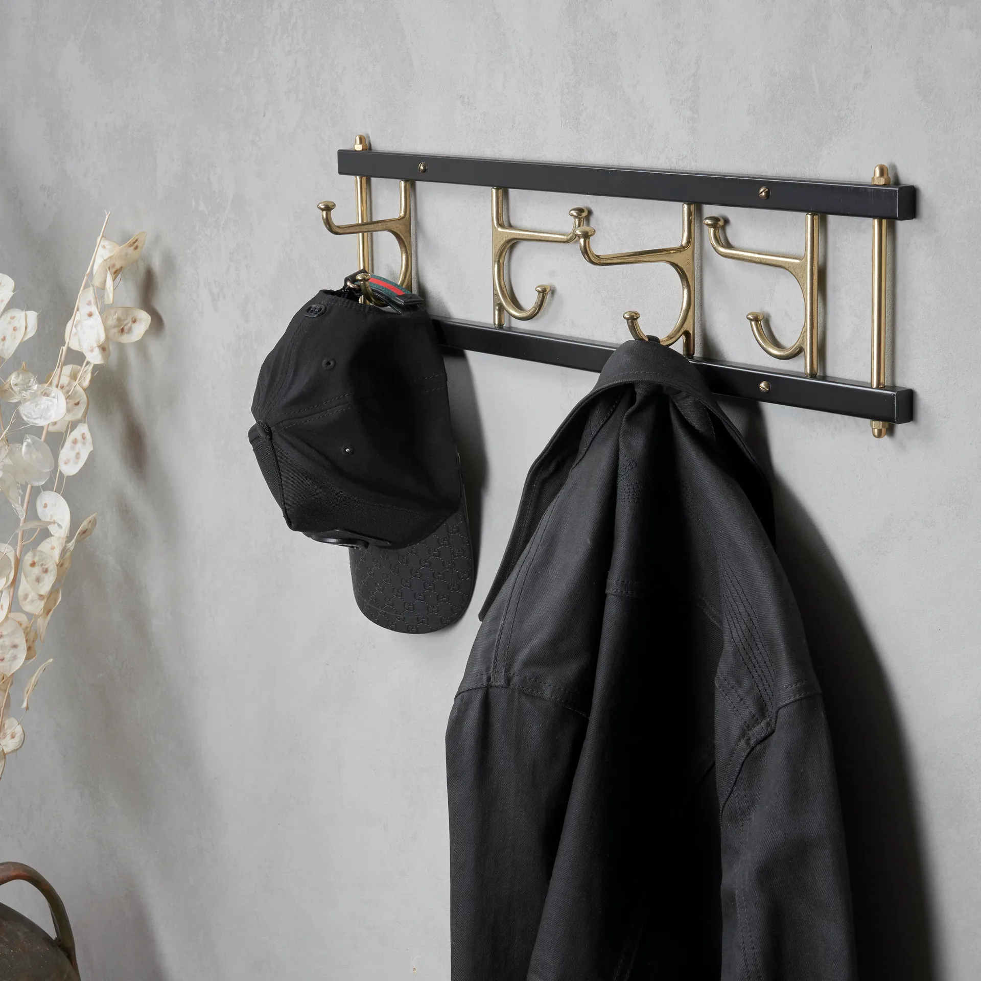 Maxi 4 Dekorativ koukkulista, Musta-messinki Essem Design