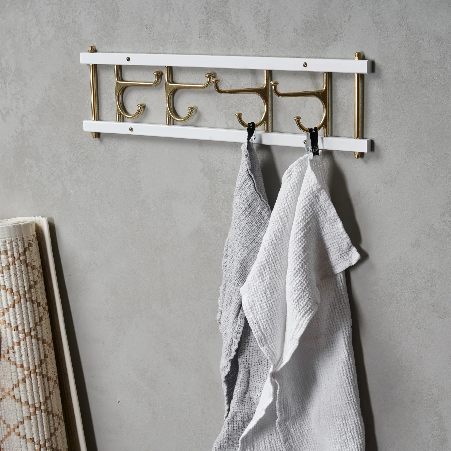 Maxi 4 Dekorativ koukkulista, Valkoinen-messinki Essem Design