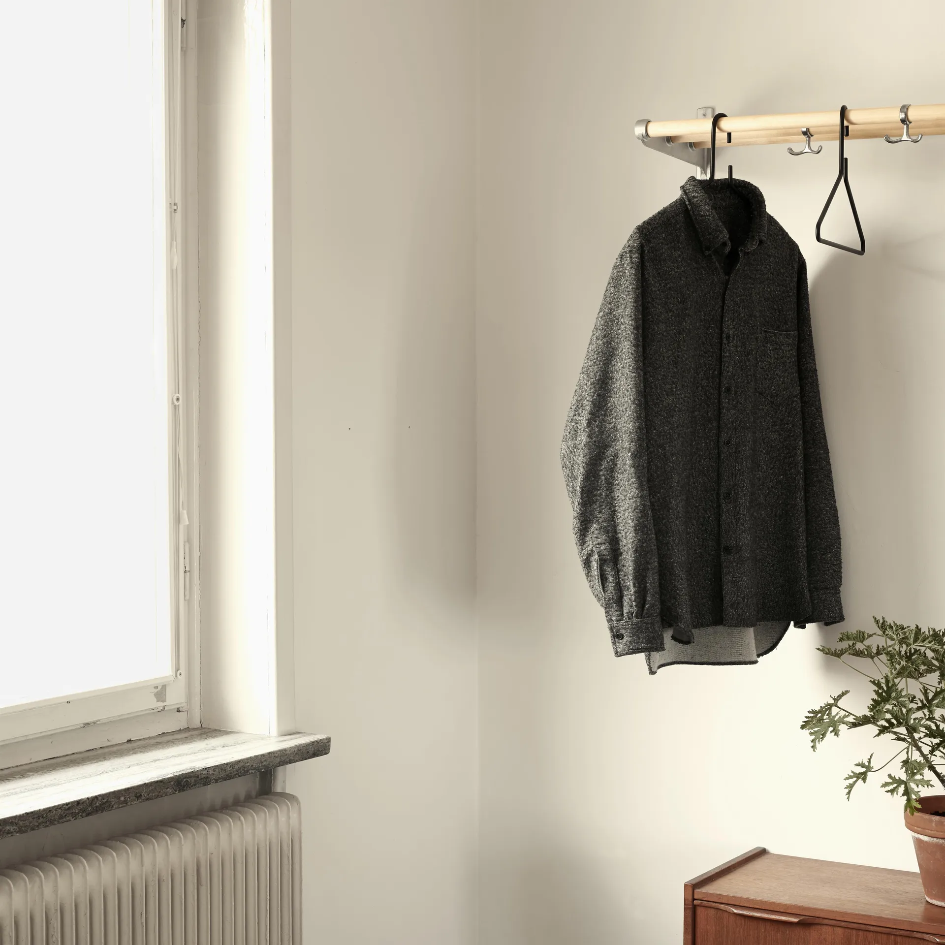 Nostalgi kenkä- tai hattuhylly, Koivu, alumiinirunko Essem Design