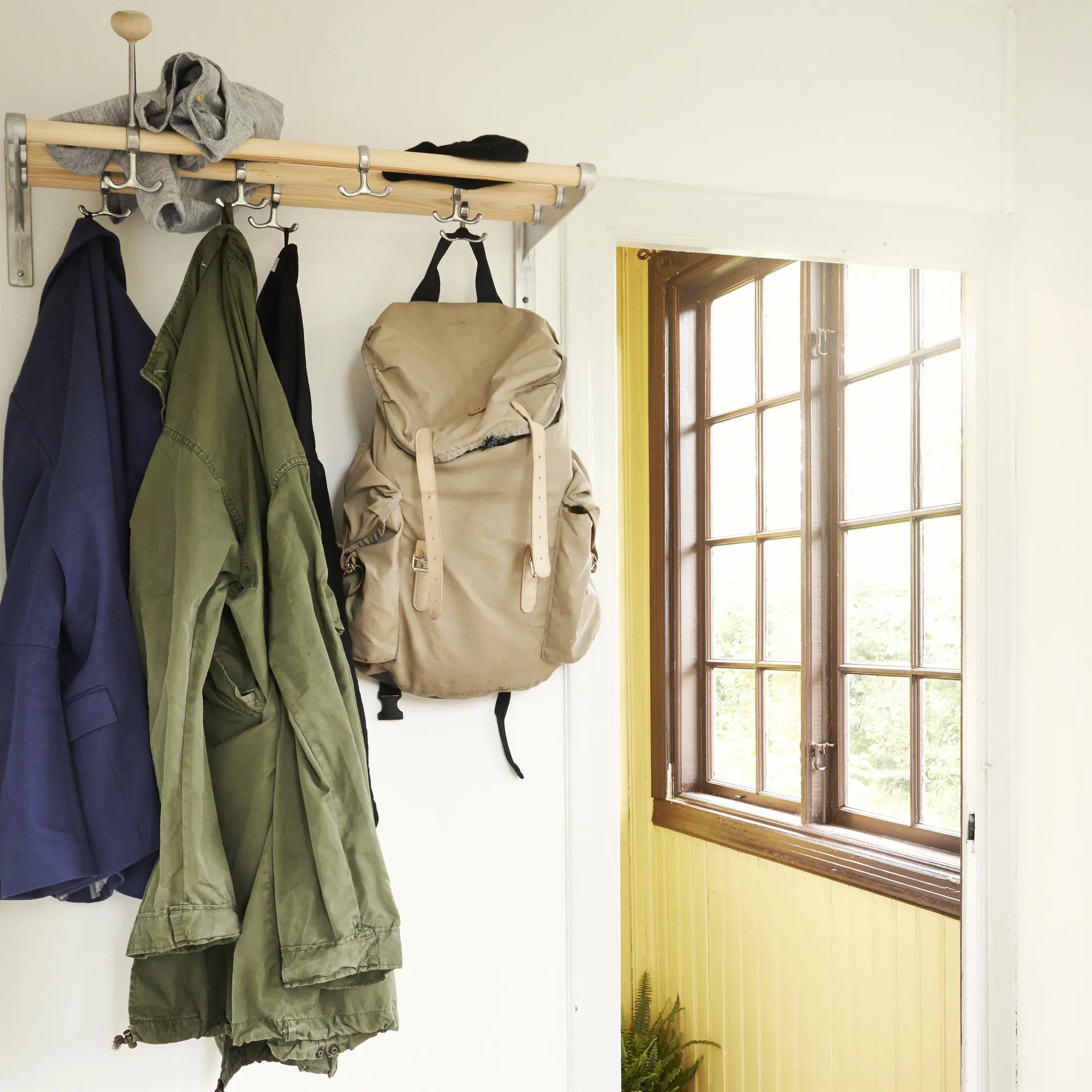 Nostalgi kenkä- tai hattuhylly, Koivu, alumiinirunko Essem Design