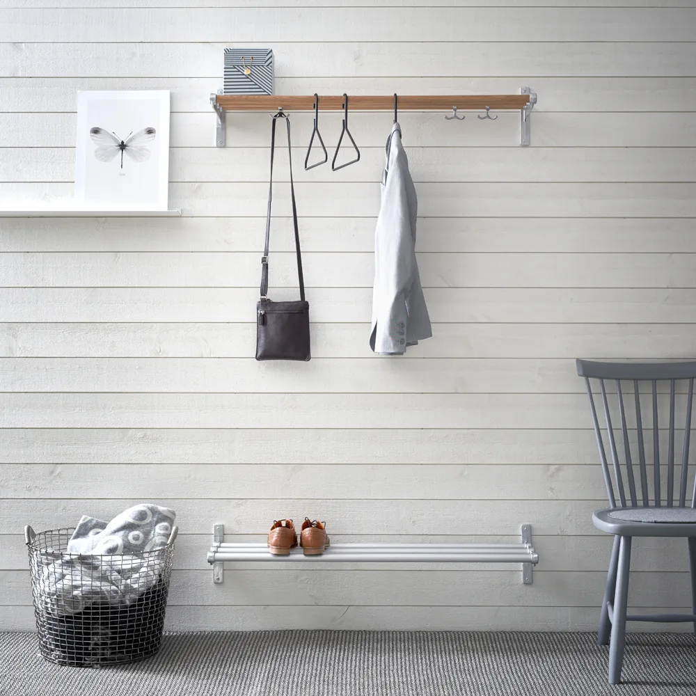 Nostalgi kenkä- tai hattuhylly, Saksanpähkinä, alumiinirunko Essem Design