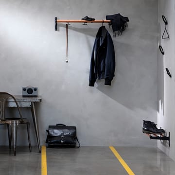 Nostalgi kenkä- tai hattuhylly - Saksanpähkinä, alumiinirunko - Essem Design