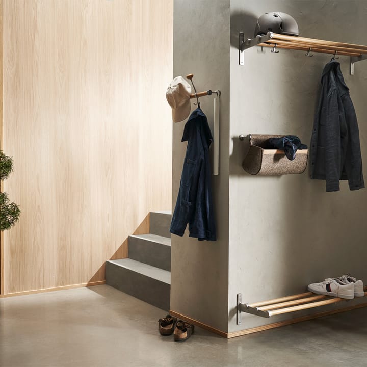 Nostalgi kenkä- tai hattuhylly, Saksanpähkinä, alumiinirunko Essem Design