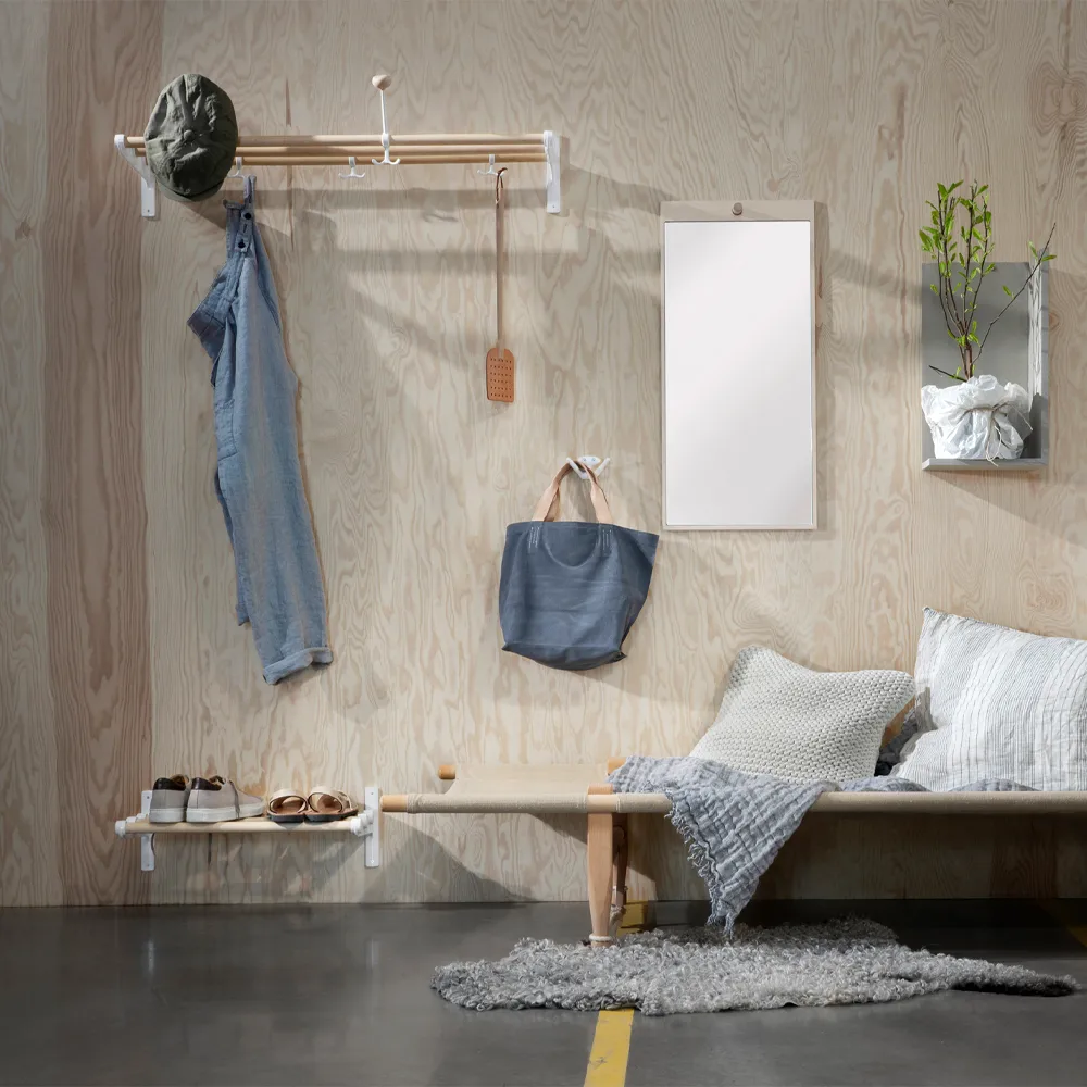 Nostalgi kenkä- tai hattuhylly, Saksanpähkinä, valkoinen runko Essem Design