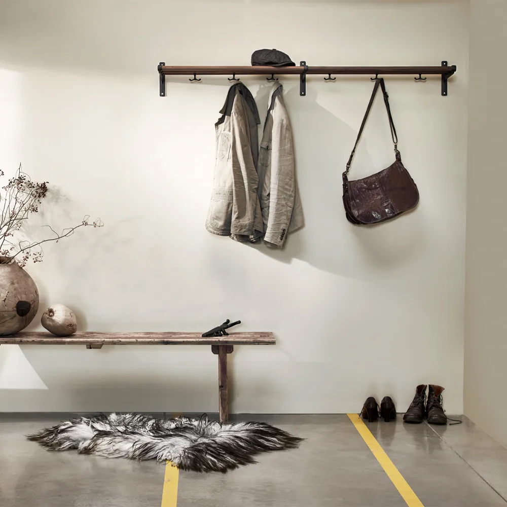 Nostalgi kenkä- tai hattuhylly, Saksanpähkinä, valkoinen runko Essem Design