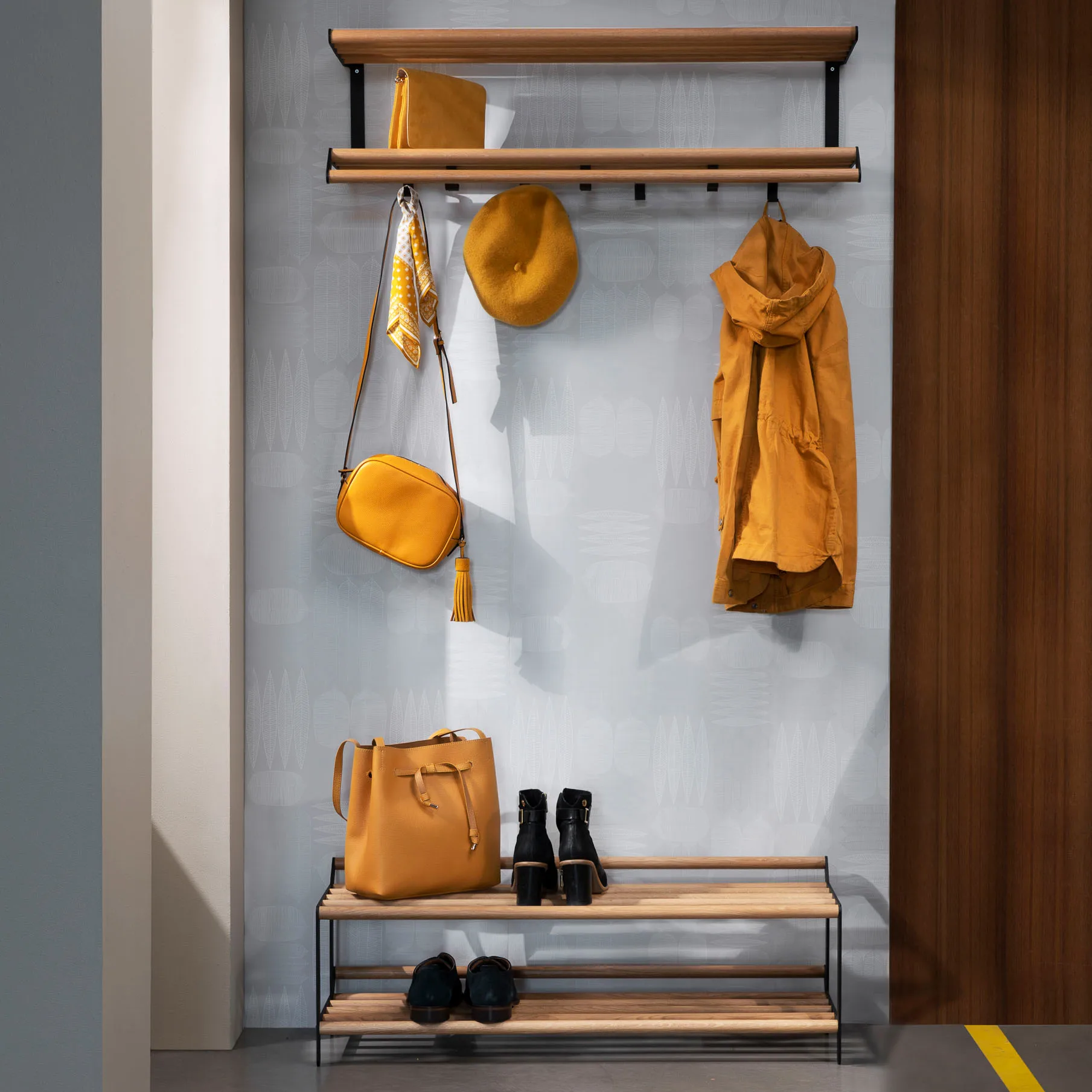 Tamburin hattuhylly 60 cm, Tammi-musta Essem Design