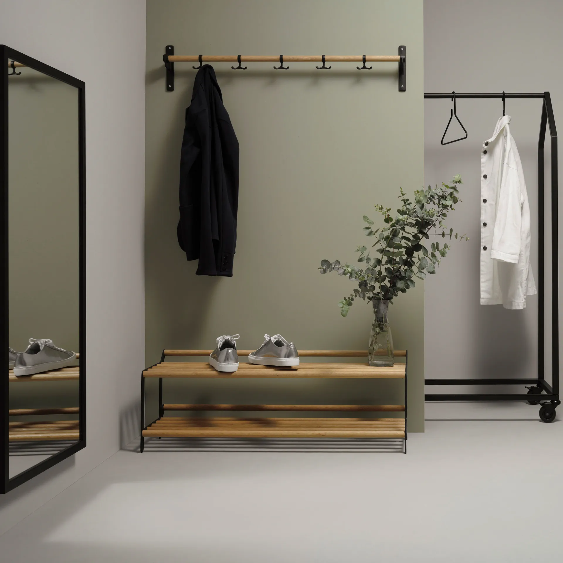 Tamburin kenkähylly 60 cm, Tammi-musta Essem Design