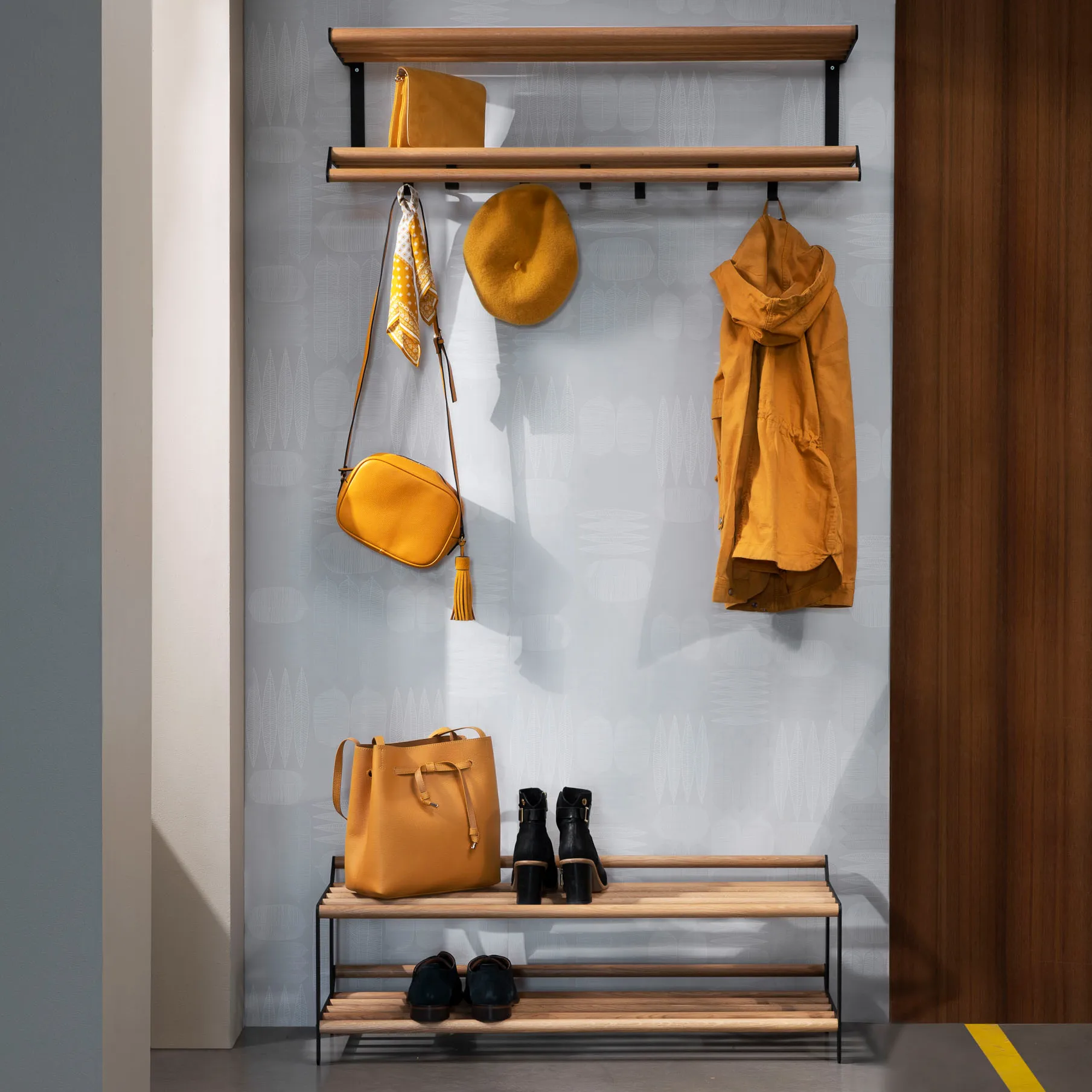 Tamburin kenkähylly 60 cm, Tammi-musta Essem Design