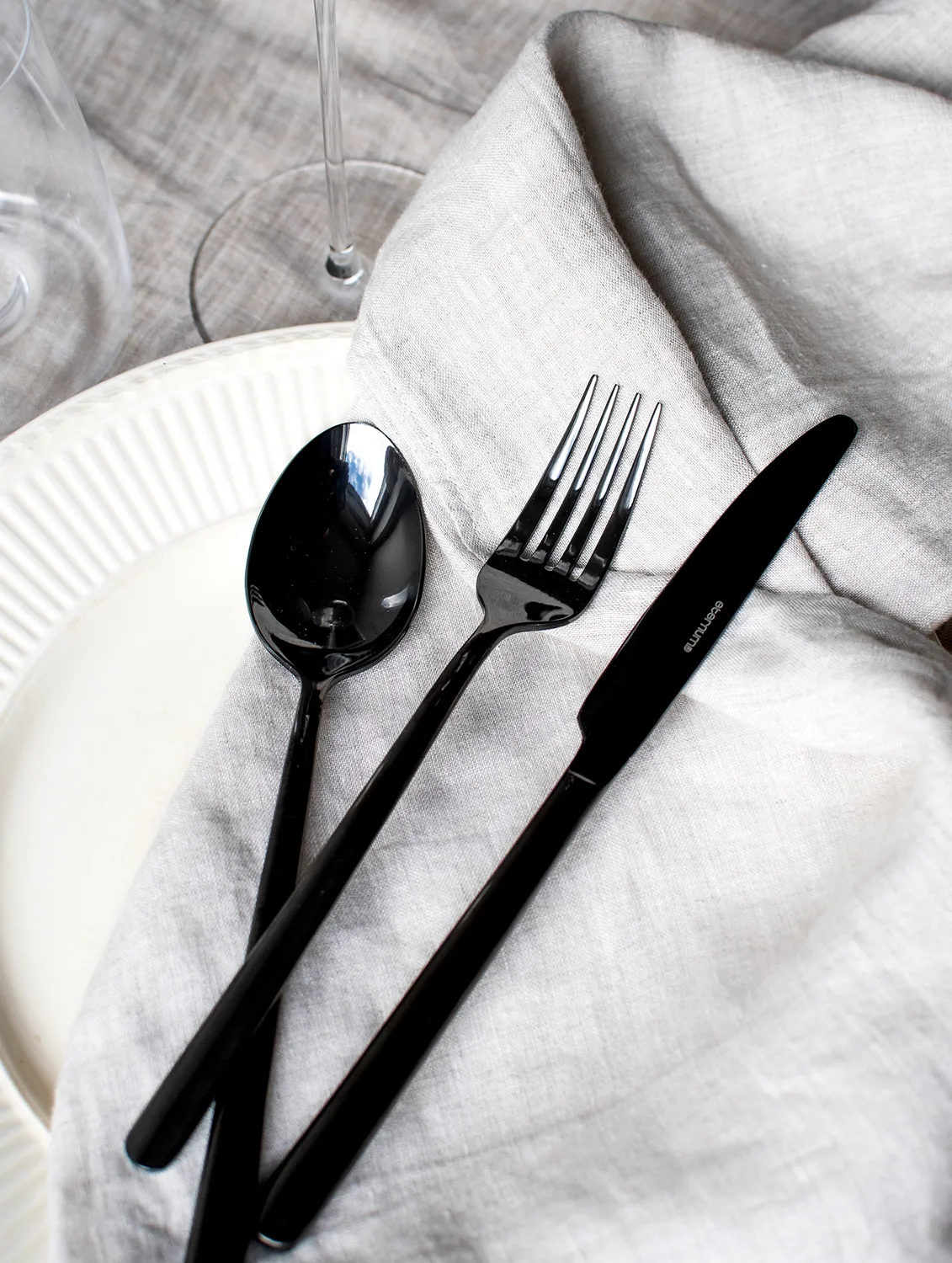 Eternum Nardo aterinsetti 16 osaa, Musta Eternum