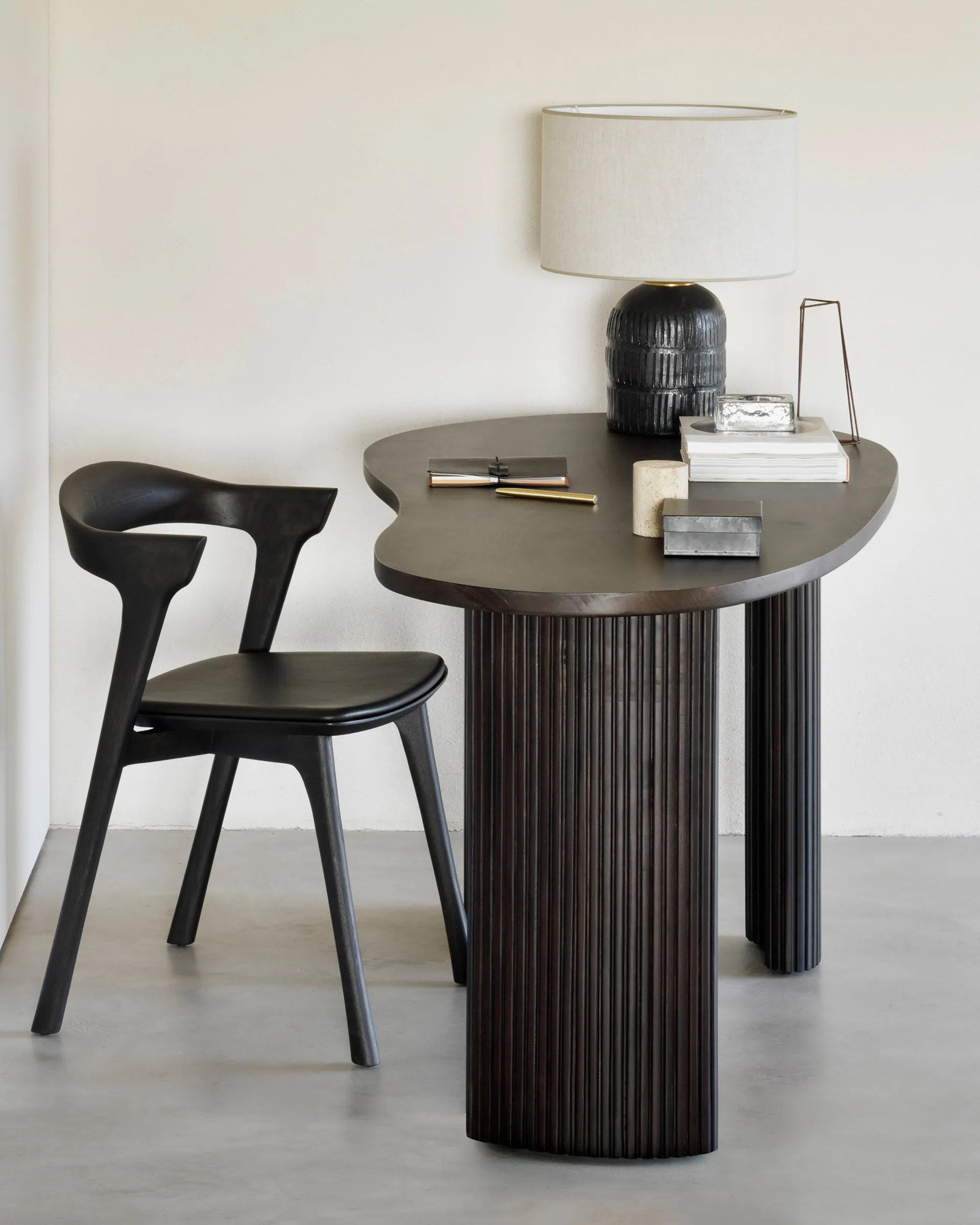 Boomerang kirjoituspöytä 160 x 83 x 76 cm, Tummanruskeaksi petsattu mahonki Ethnicraft