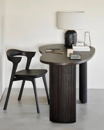 Boomerang kirjoituspöytä - Tummanruskeaksi petsattu mahonki, 160x83x76 cm - Ethnicraft