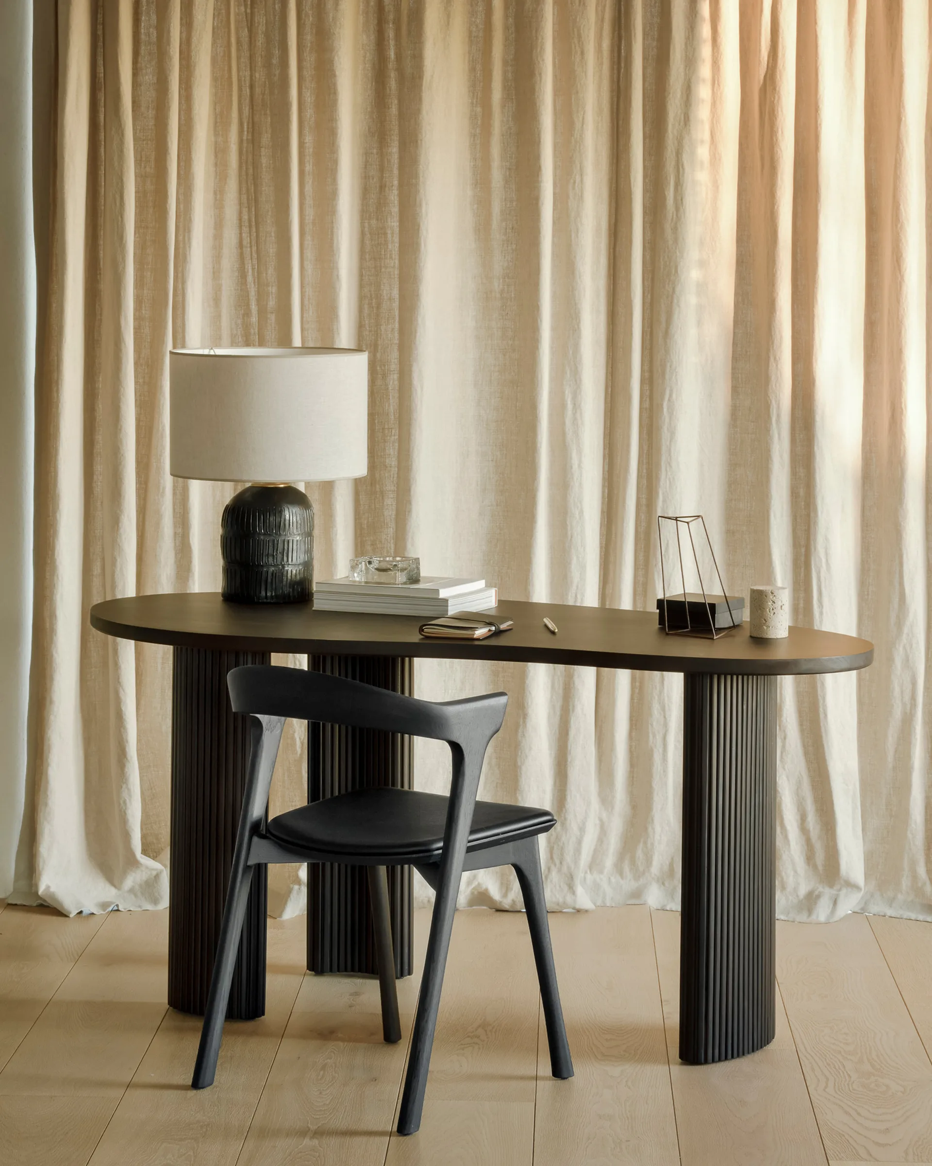 Boomerang kirjoituspöytä, Tummanruskeaksi petsattu mahonki, 160x83x76 cm Ethnicraft