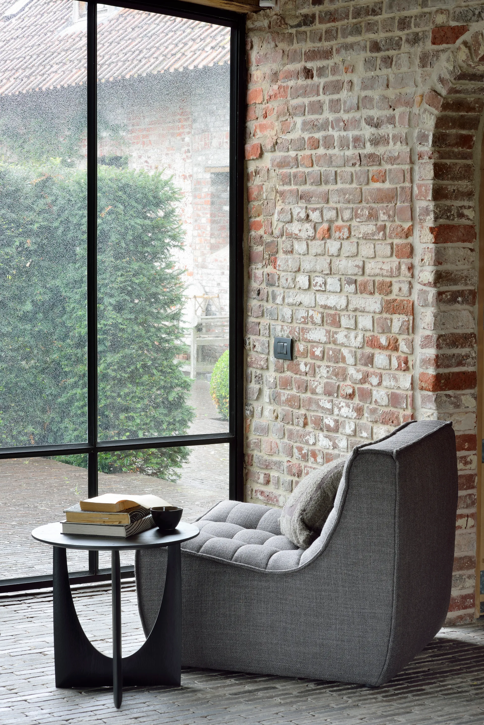 Geometric sivupöytä, Musta tammi Ø 51 Ethnicraft