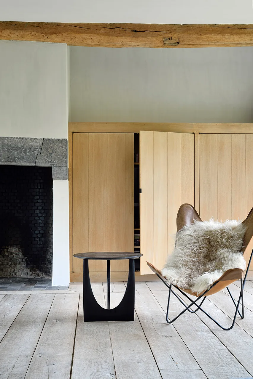 Geometric sivupöytä, Musta tammi Ø 51 Ethnicraft